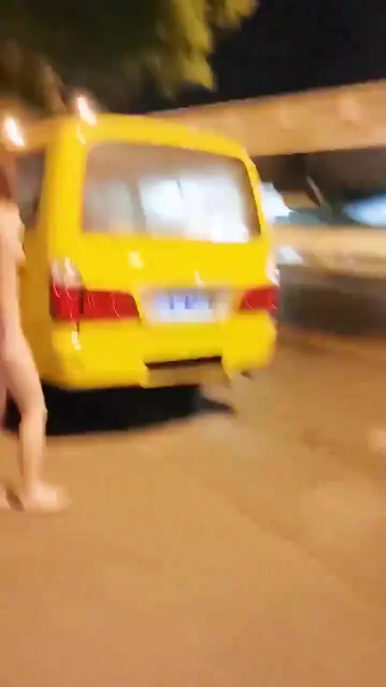  躲在车后一下 的剧照5