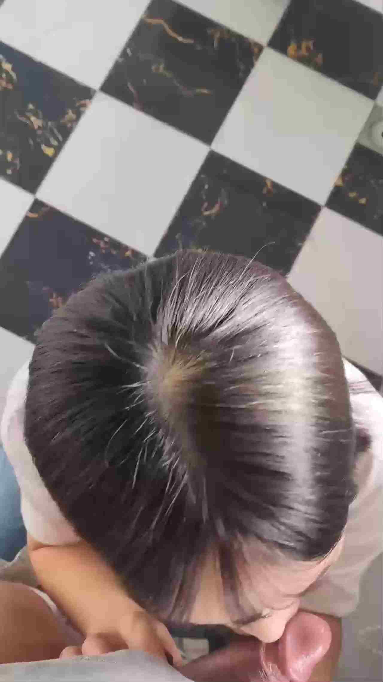  丽江古城艳遇一夜情，样子看着清纯，没想到吹箫这么厉害，小舌头转起来_了不起 的剧照8