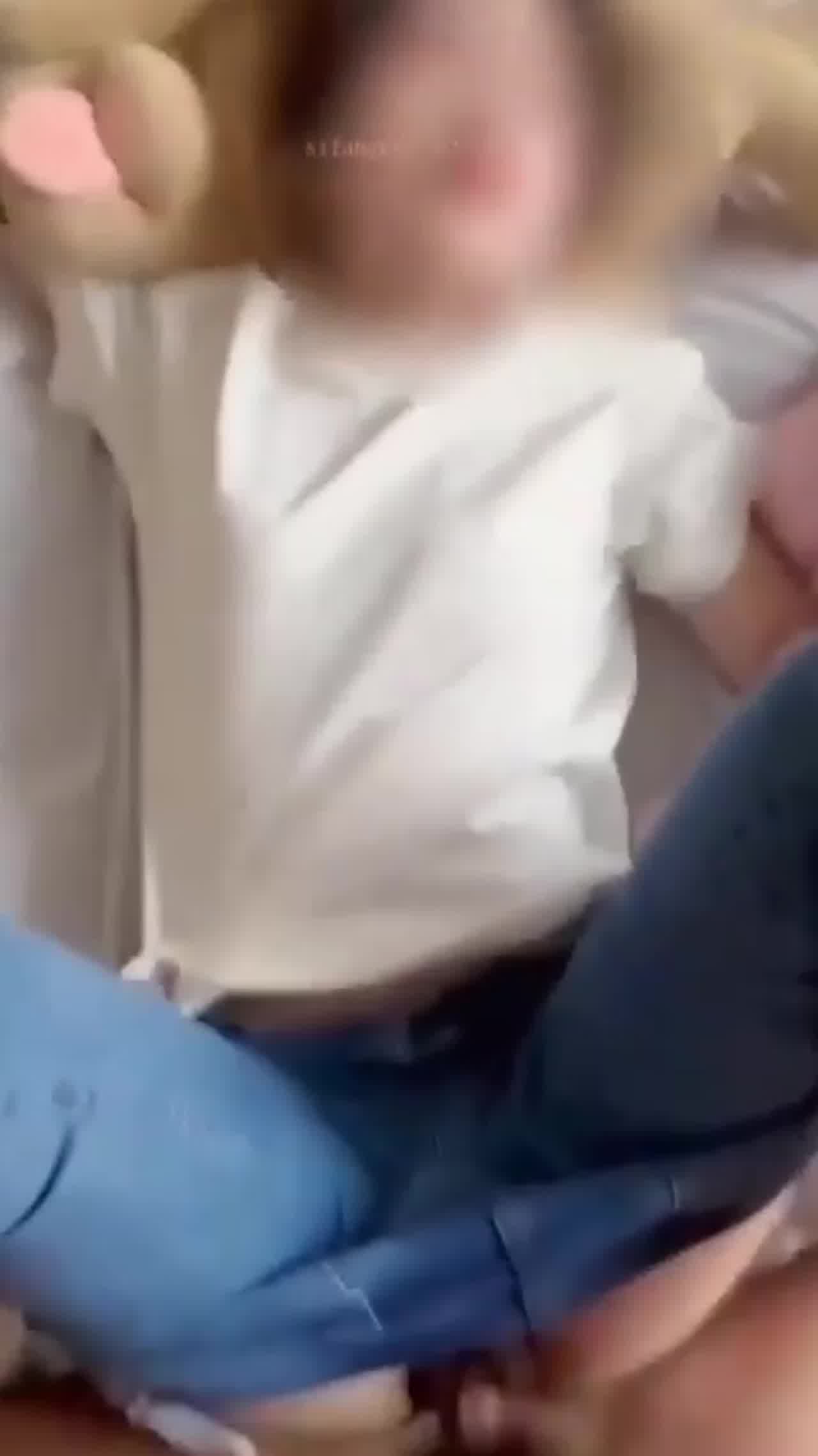  【绿帽人妻】第一次偷情好刺激，裤子脱一半就迫不及待插进去了 的剧照4