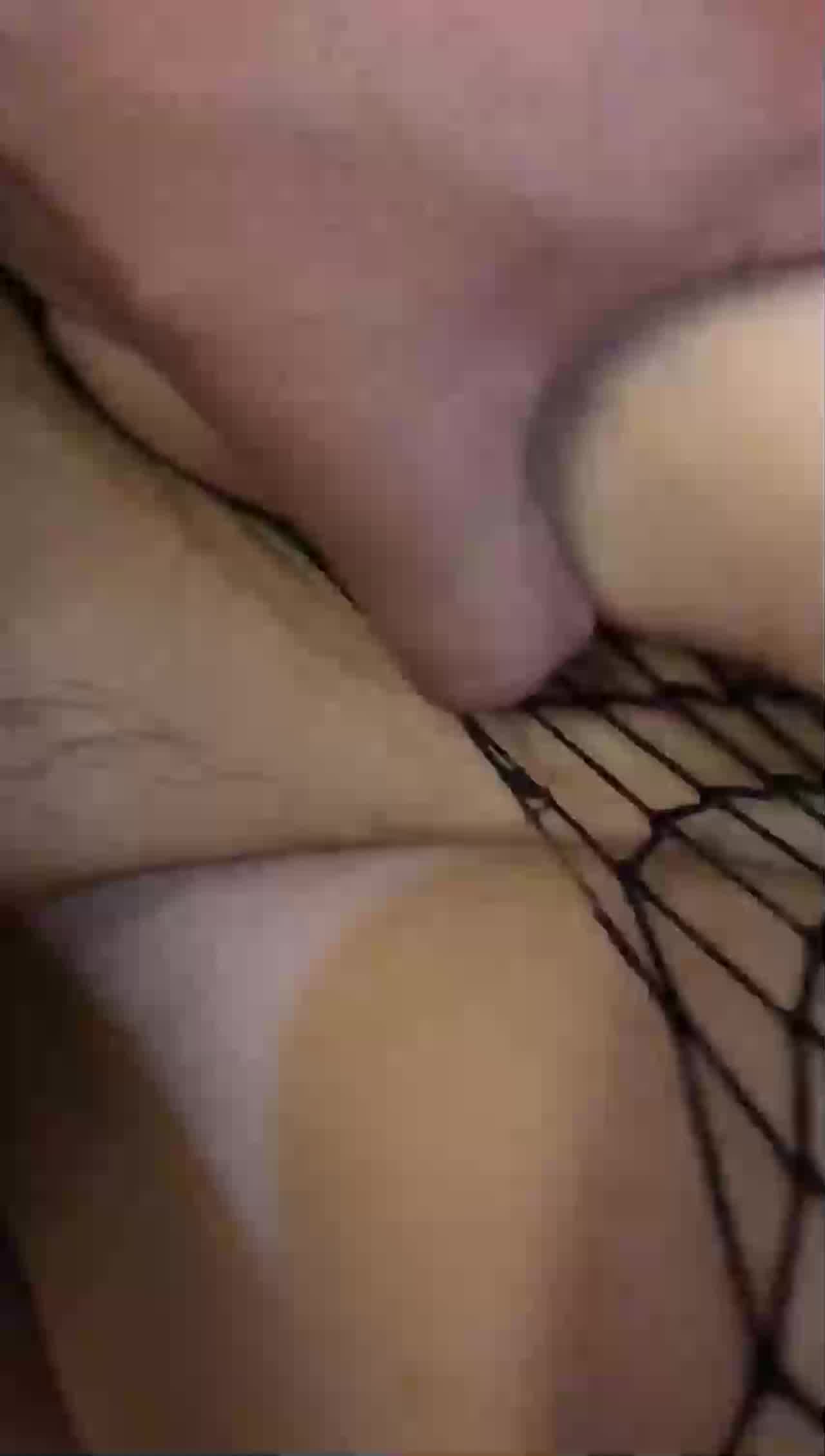  和阿姨感情深了，做爱拿手机记录下来，’你别录脸啊，哼‘，有点小反抗，’别录了‘，’我们自己看好啦‘！ 的剧照2