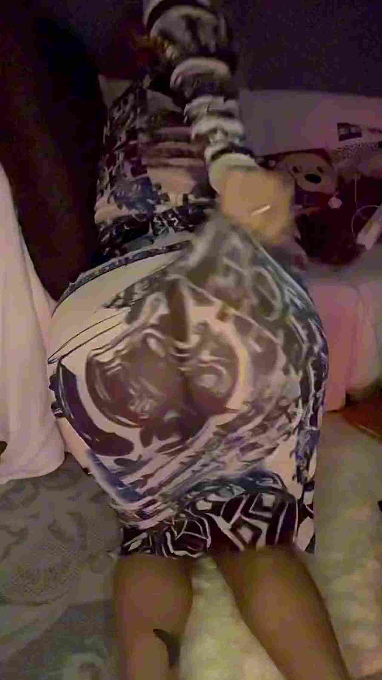  连体裙凸显身材自插 的剧照7