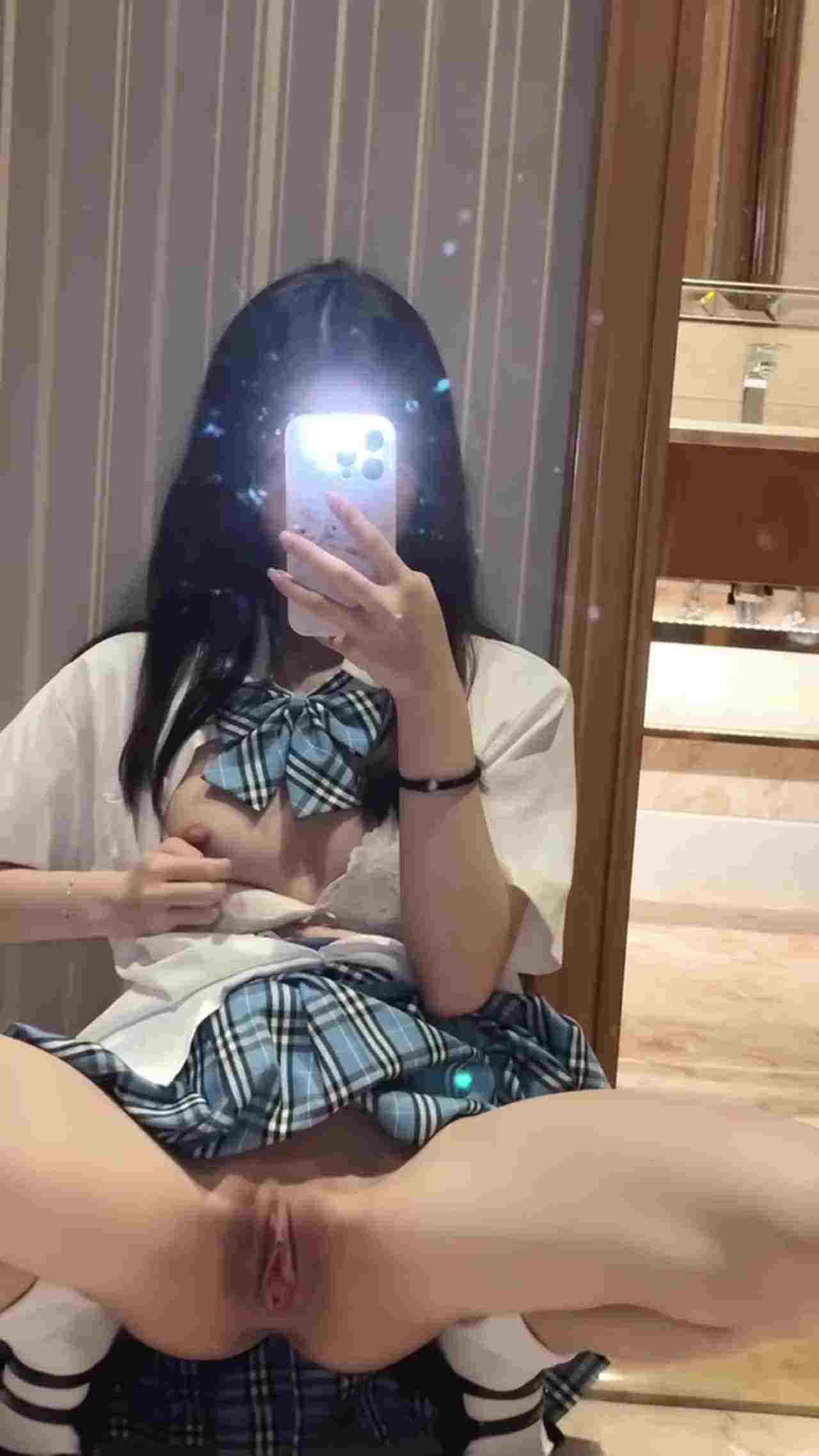  jk 学妹对镜自拍 的剧照4