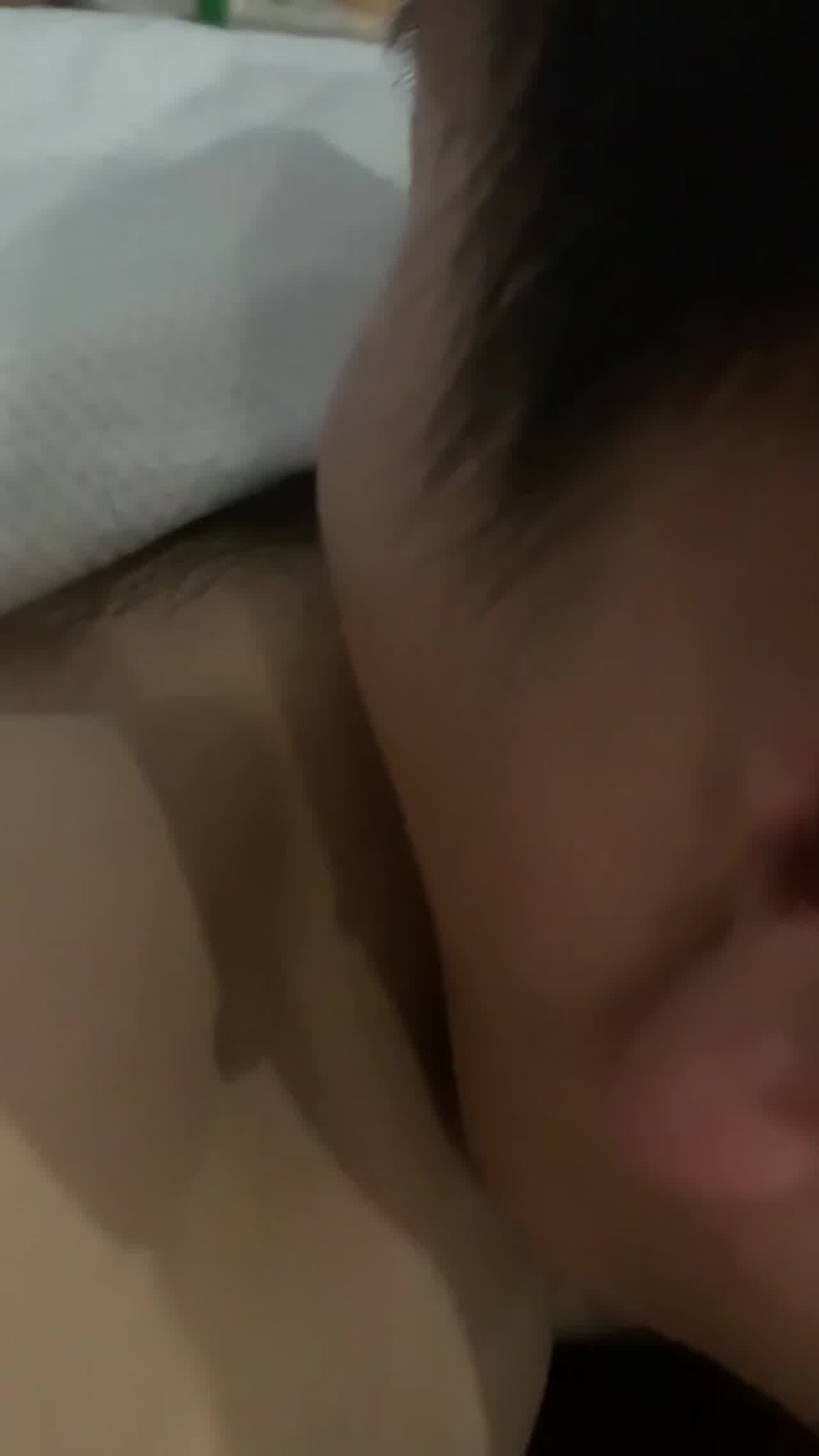  模范生超反差自慰到一半被男友发现只好把男友吃了 的剧照8