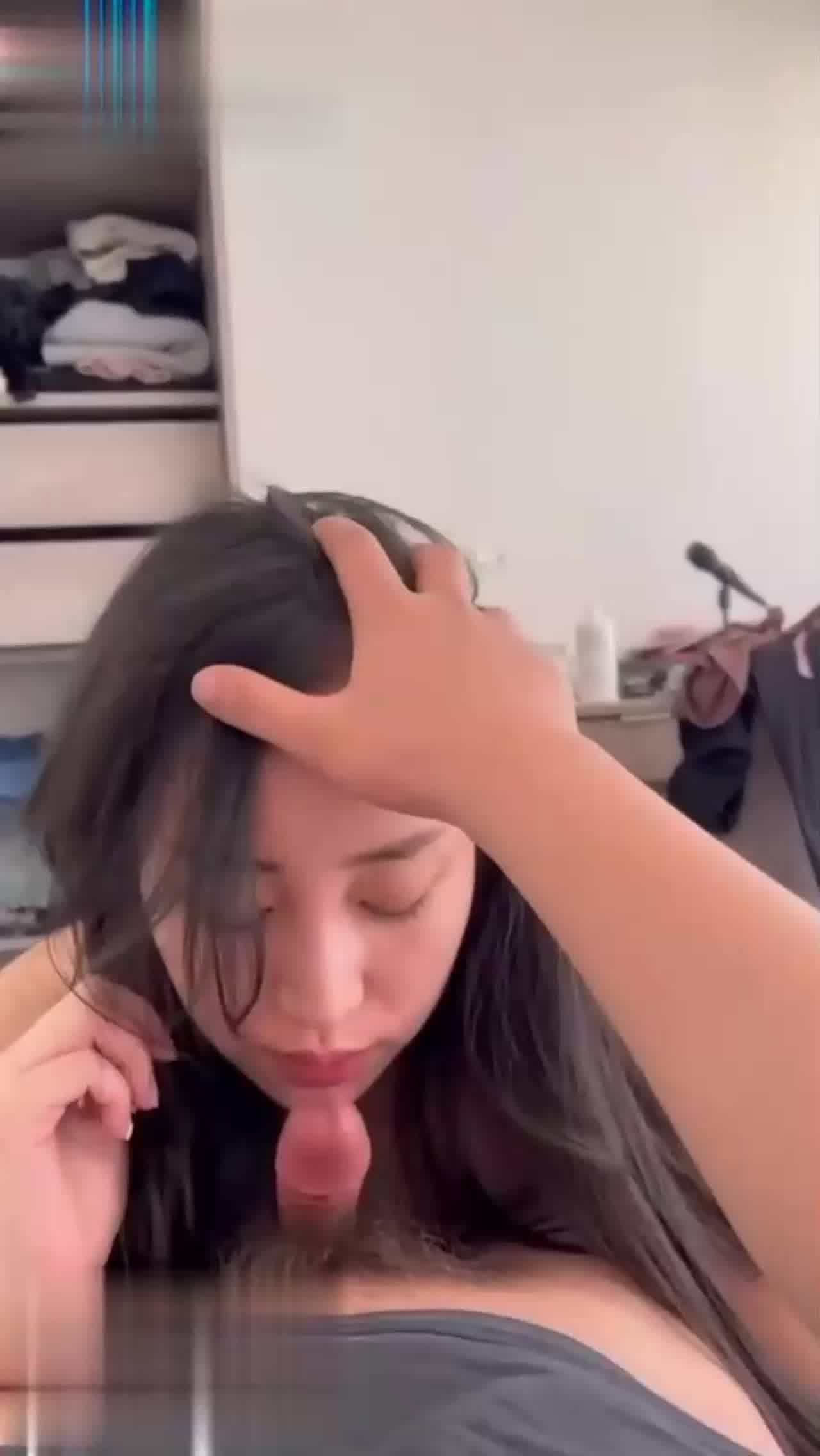  大瓜来袭独家爆料，抖音百万粉丝富二代『深圳湾小乐』和『DJ jumi小鲸鱼』口交性爱视频流出 的剧照1