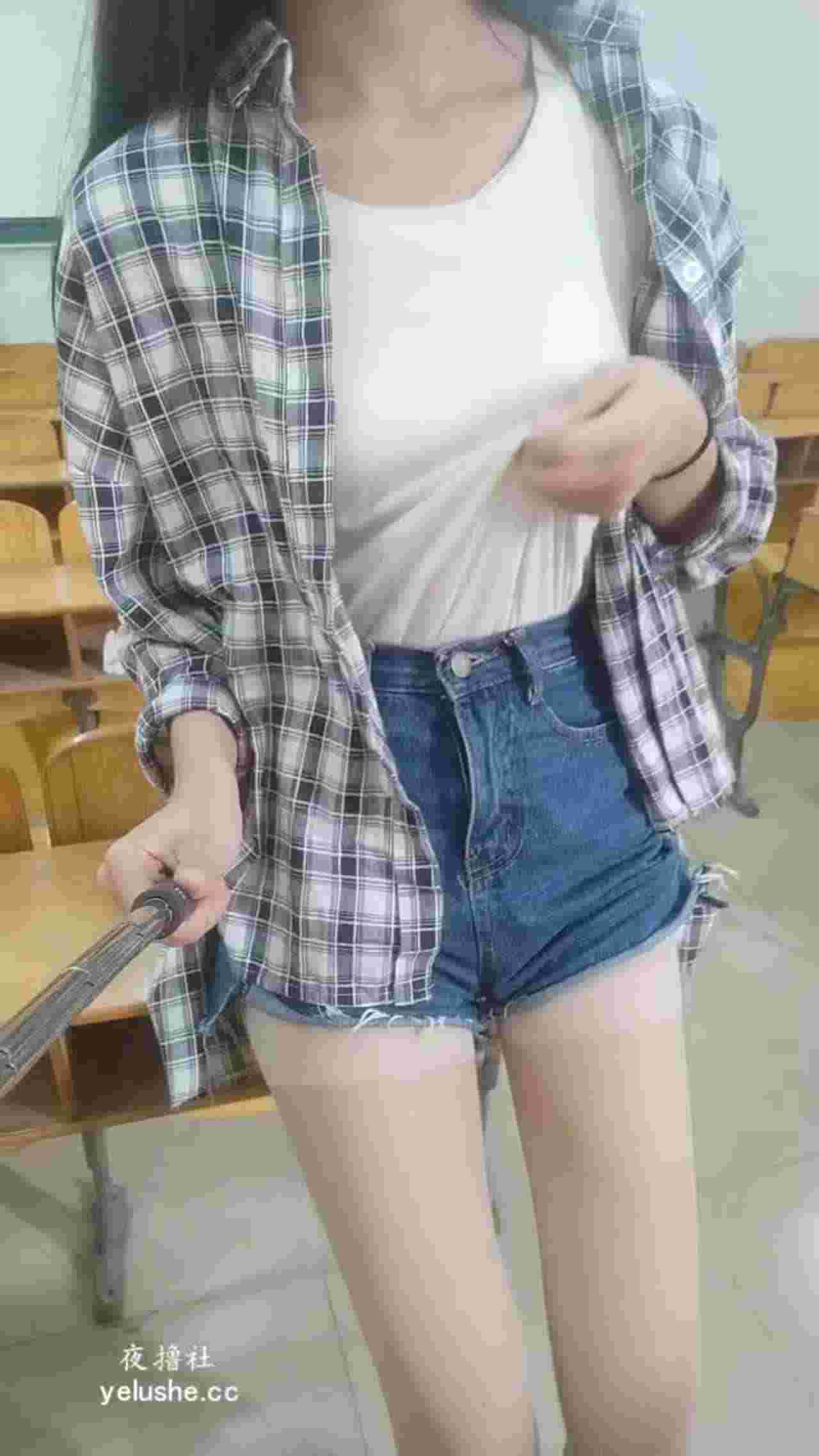  超骚正妹教室露出 的剧照3