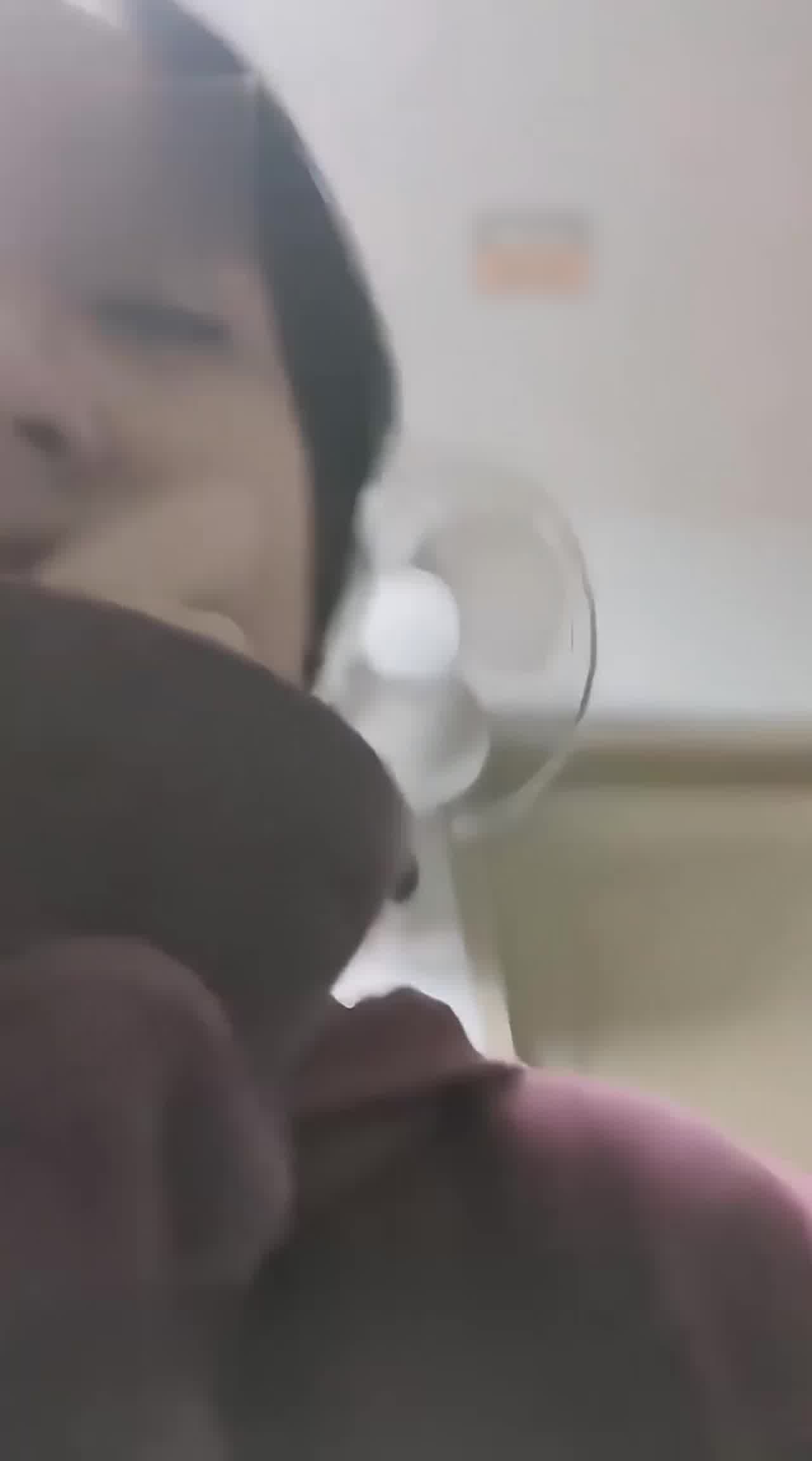  妹妹客厅玩DIY直播家人突然回来非常狼狈 的剧照6