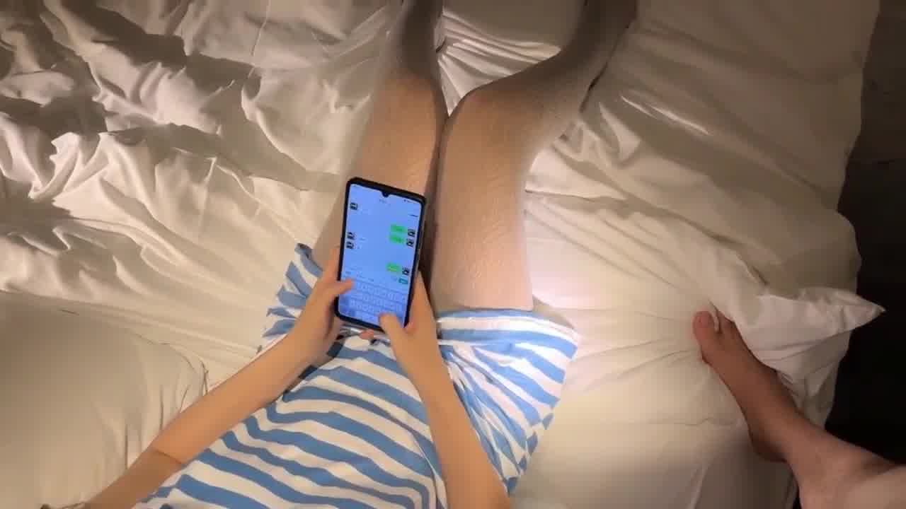  传咸湿讯息给人妻 酒店开房与小王大战 的剧照7