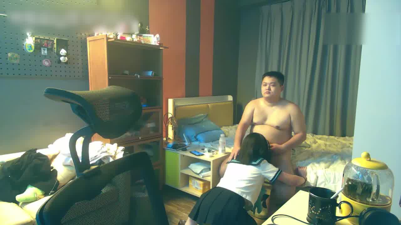  兼职援交妹毫不知情被偷拍了 的剧照4