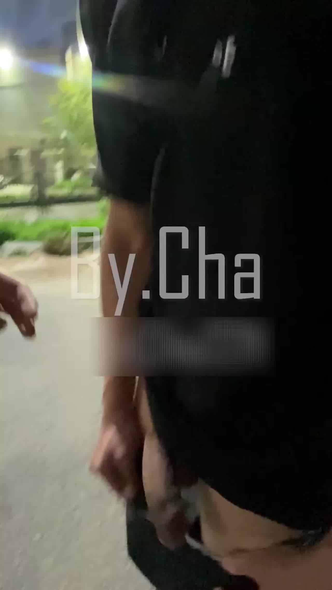  【母狗实名认证】广州金铂壹号业主[吴晗]被知名金主[查小理]停车场野战视频曝光！长相清纯甜美带有骚气 的剧照3