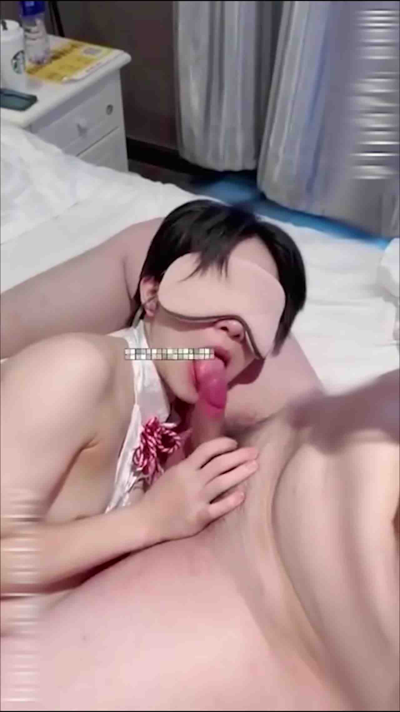  顶级绿帽老婆又美又骚被单男干翻老公越是兴奋！ 的剧照1