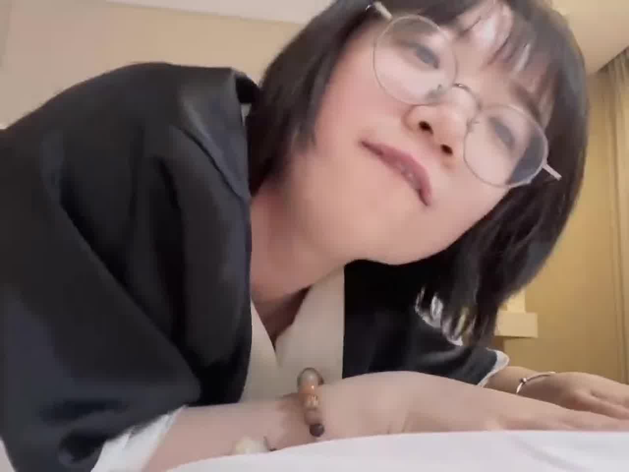  短发肉感眼镜妹拿 吸管捅下面 的剧照1