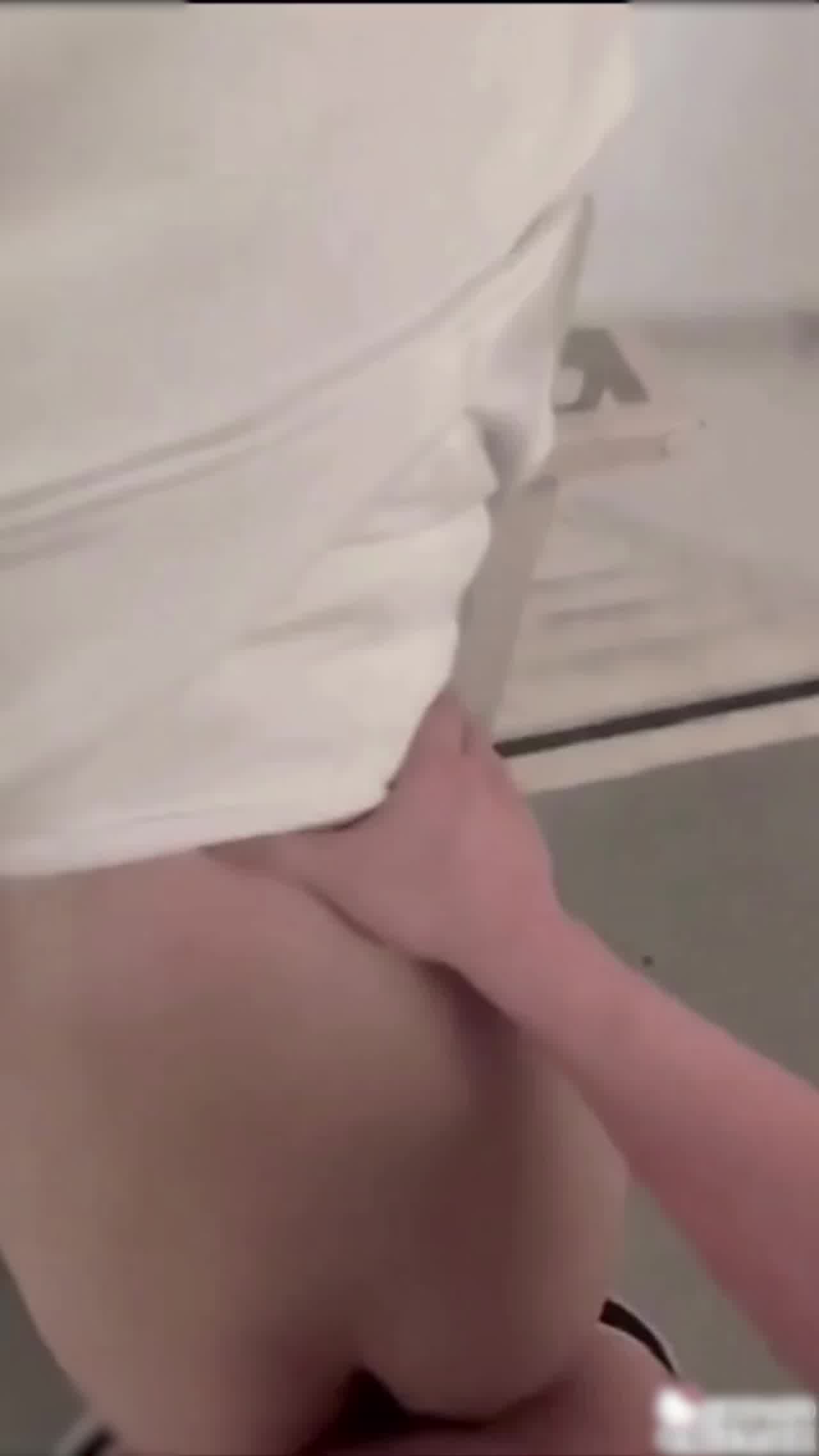  女邻居说带我去楼道看个好东西 的剧照6