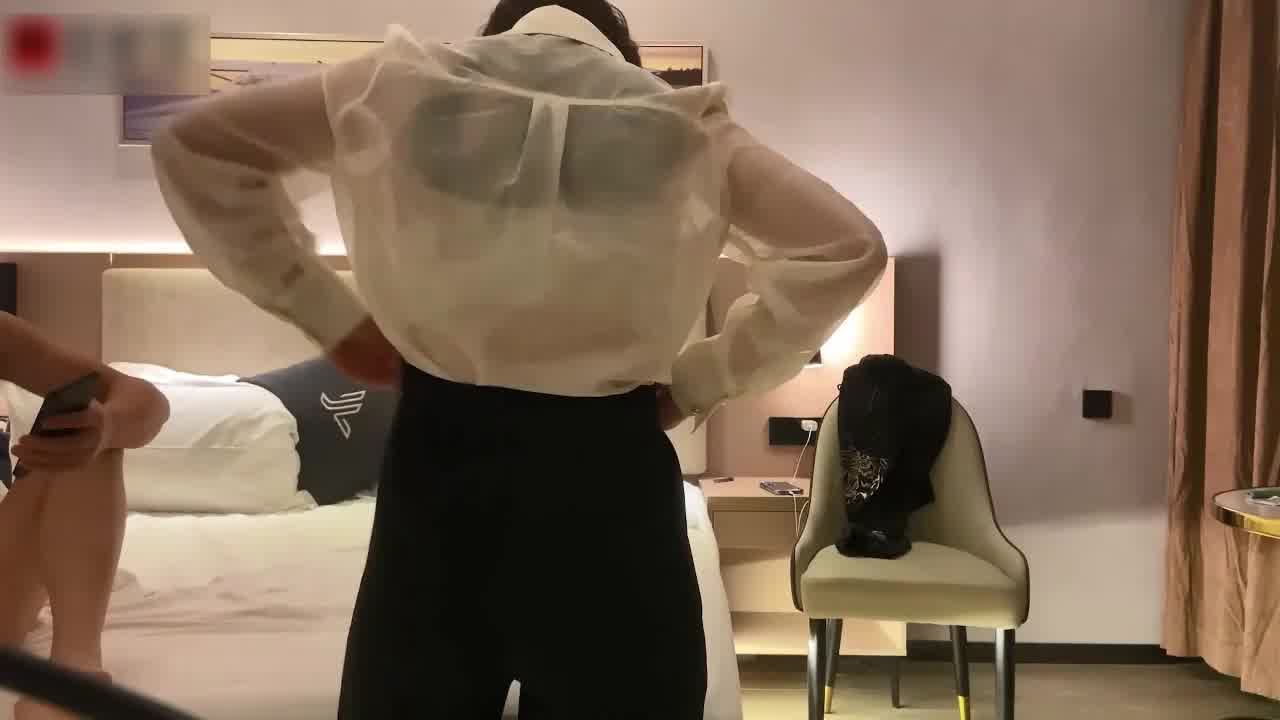  【夺命蹲蹲蹲，用逼撸吊一般人扛不住】吃鸡吧超深情的眼神，杀伤力太强了，极品小骚货胡言乱语床上功夫一流 的剧照5