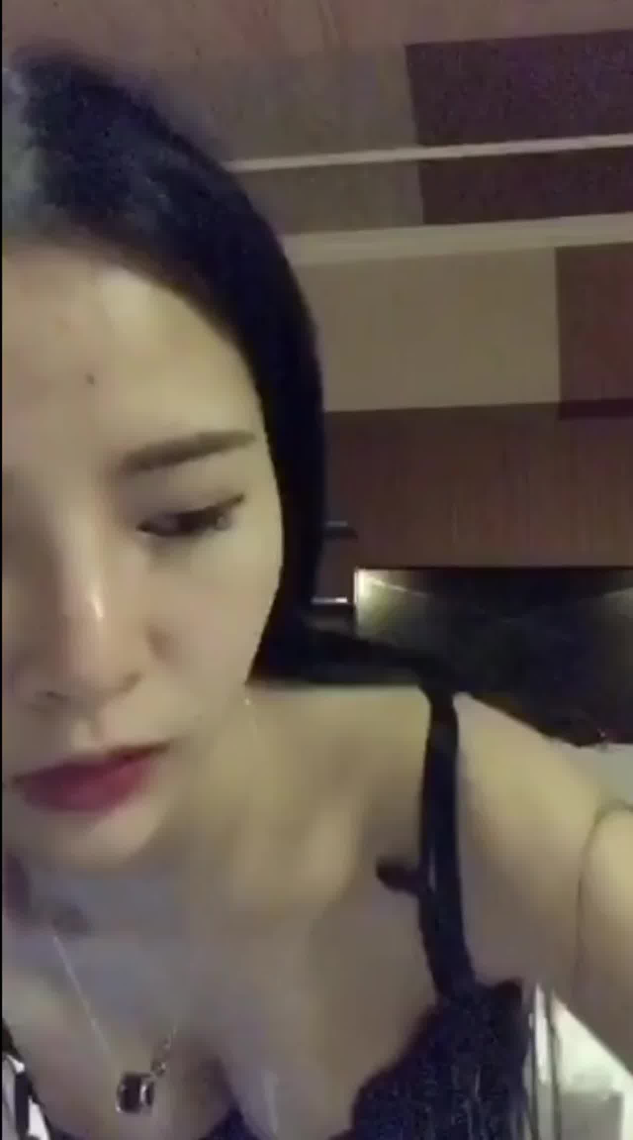  颜值美女口交假鸡巴还弄点酸奶 的剧照1