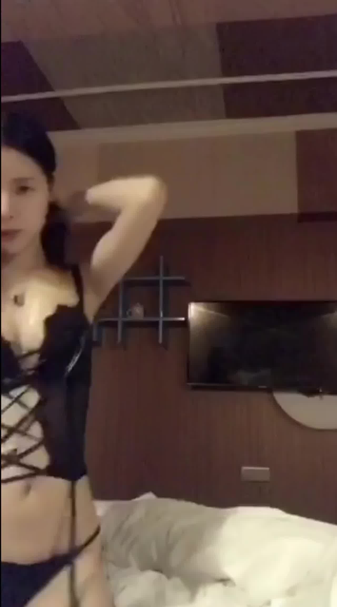  颜值美女口交假鸡巴还弄点酸奶 的剧照5