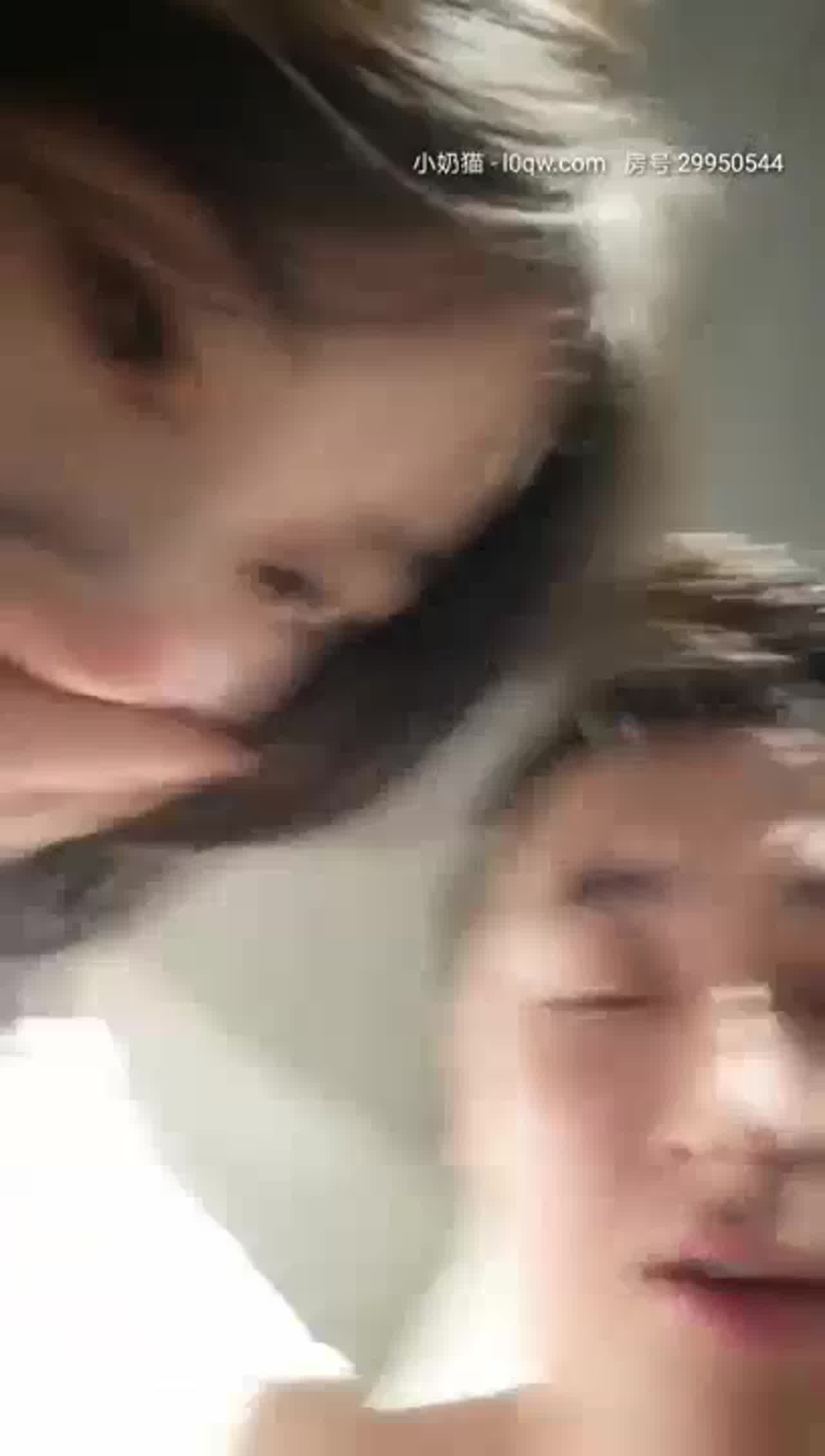  漂亮女大生小奶猫饭店约啪，看似清纯实际上是个老司机 的剧照5