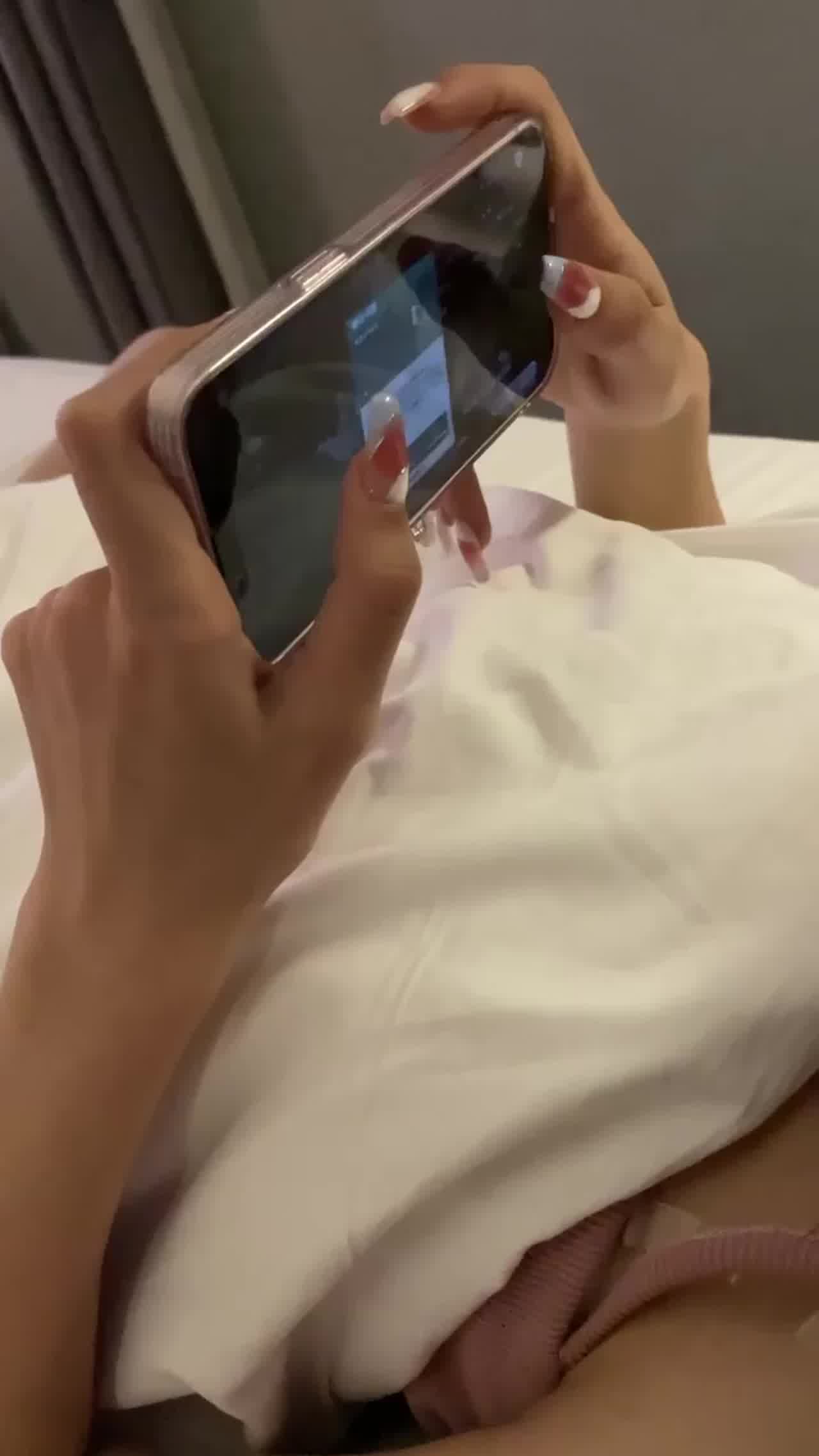  爱玩游戏的小骚货被操爽了 的剧照3