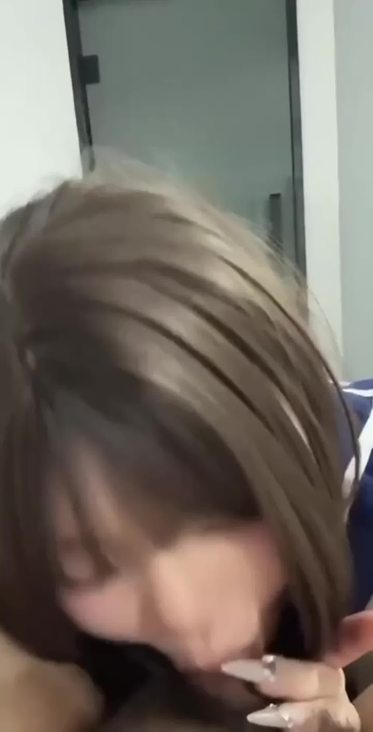  【这么短鸡巴放脸上问大不大？】问半天女主都没回答，还有问能不能射脸上，还有的直接无套暴力操 的剧照8