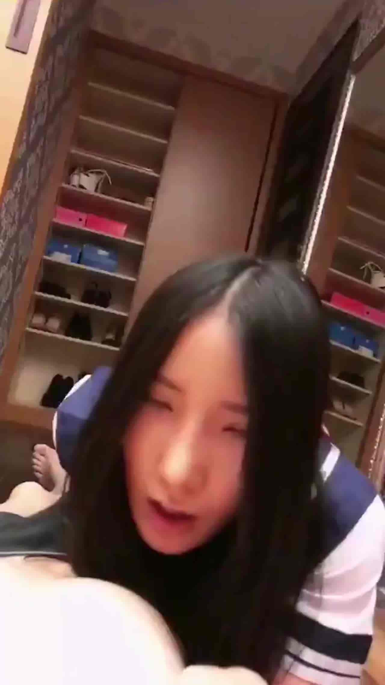  趴着口交制服 的剧照7