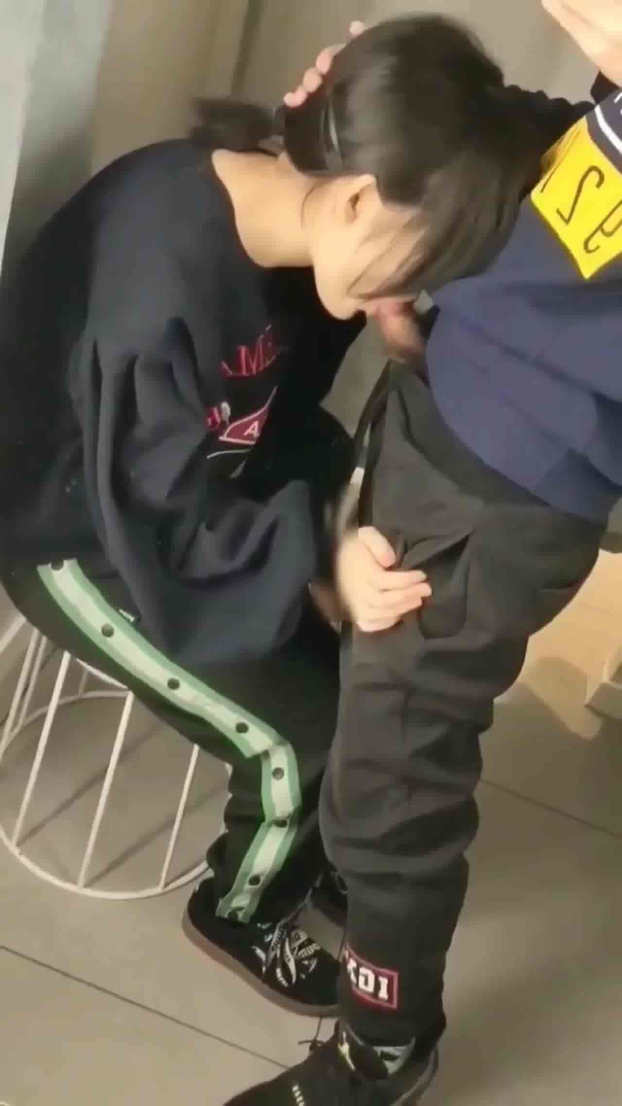  学生情侣公厕偷禁果 的剧照6