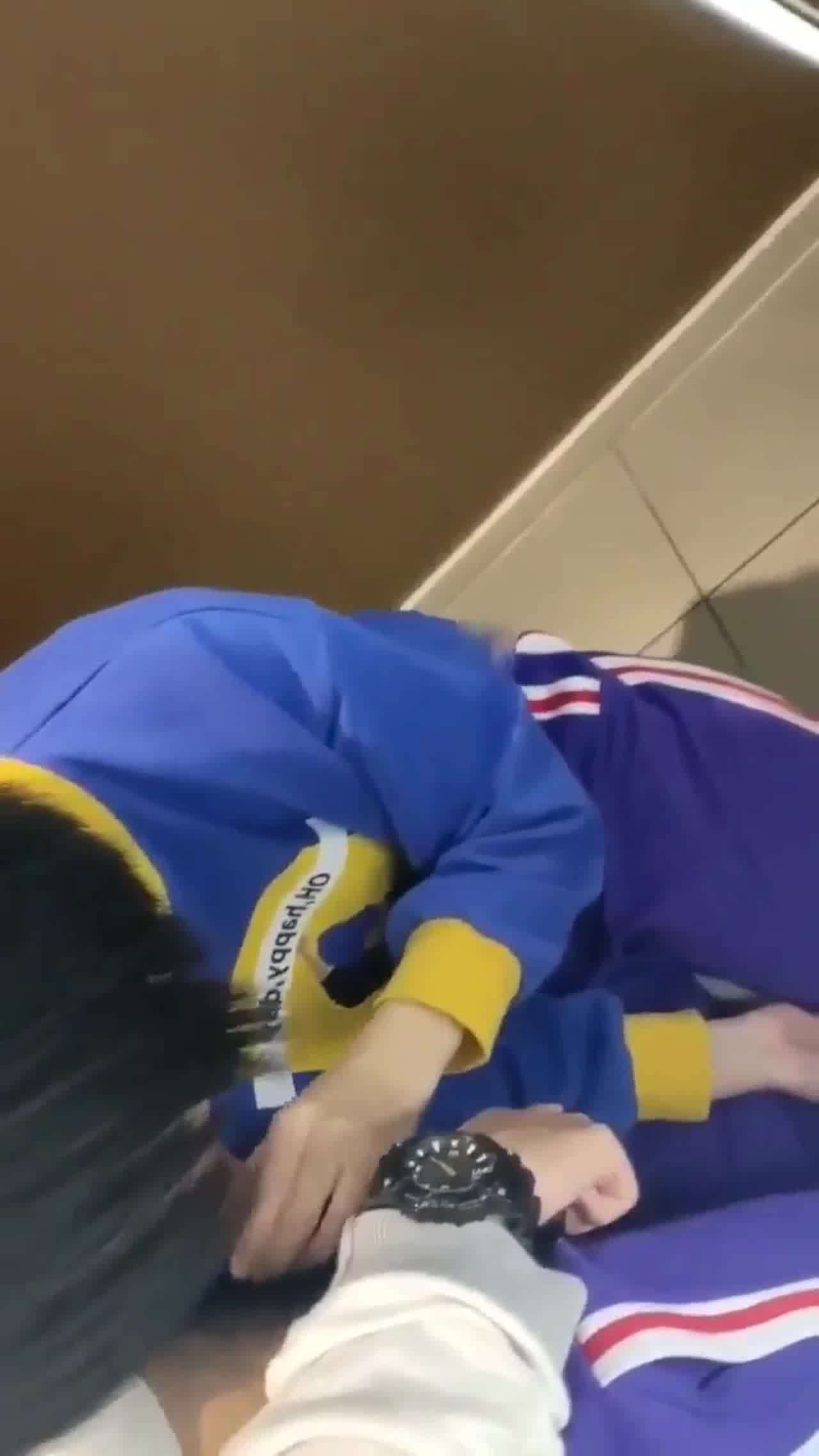  学生情侣公厕偷禁果 的剧照7