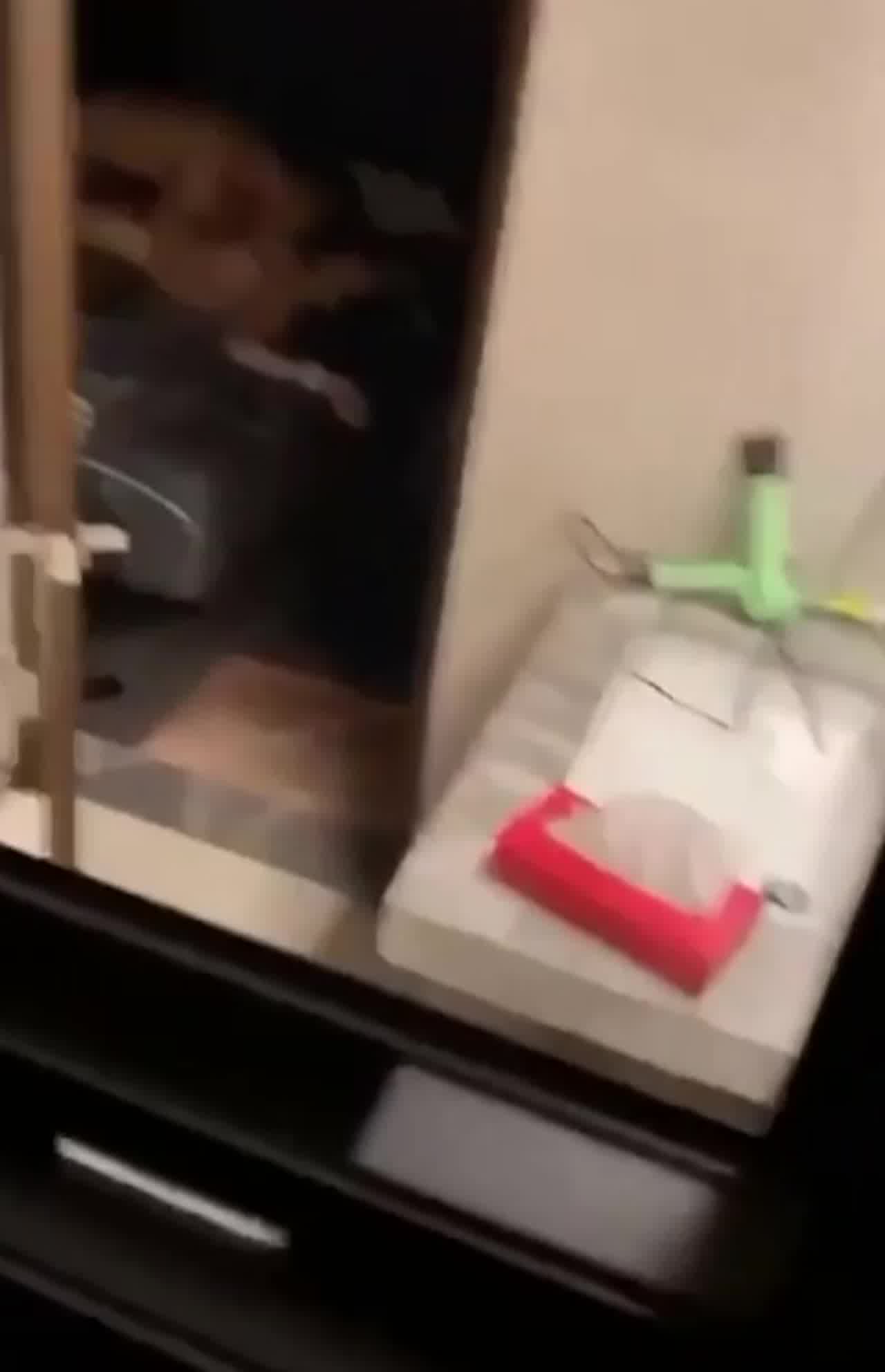  室友悄悄的回家却还是浑然不自知被录下来了 的剧照6