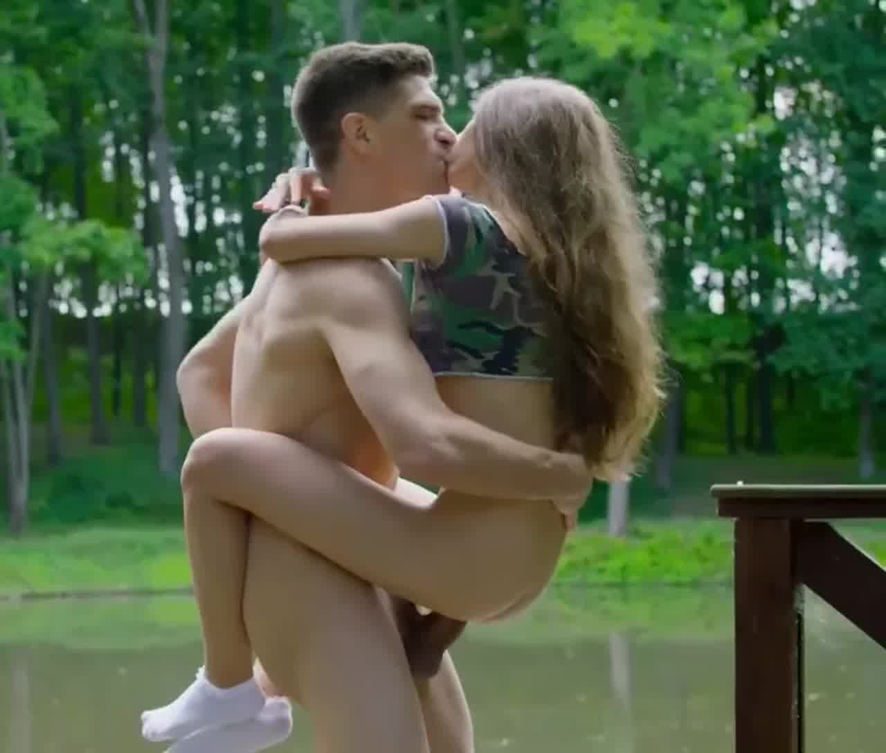  巨棒男奋力捅进软妹纸的逼 的剧照5