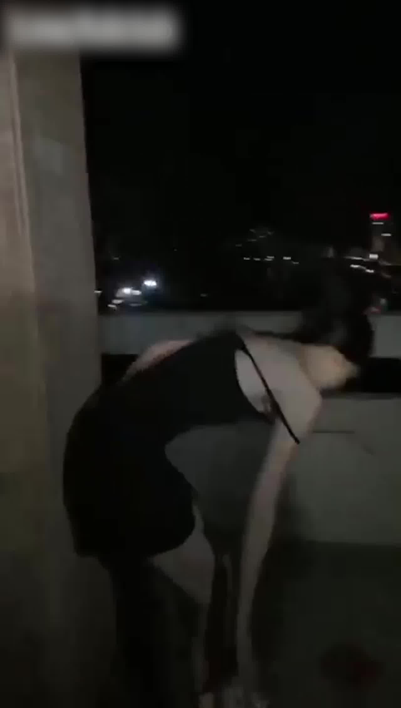  高颜质美女野外大胆露出 的剧照5