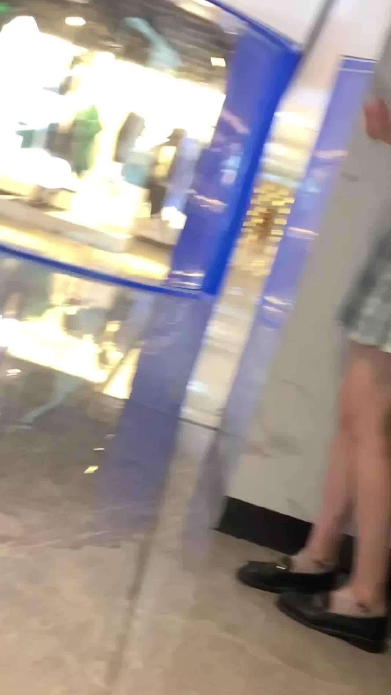  网红人妻一口一个湘湘子 - 商场露出小毛逼 的剧照10