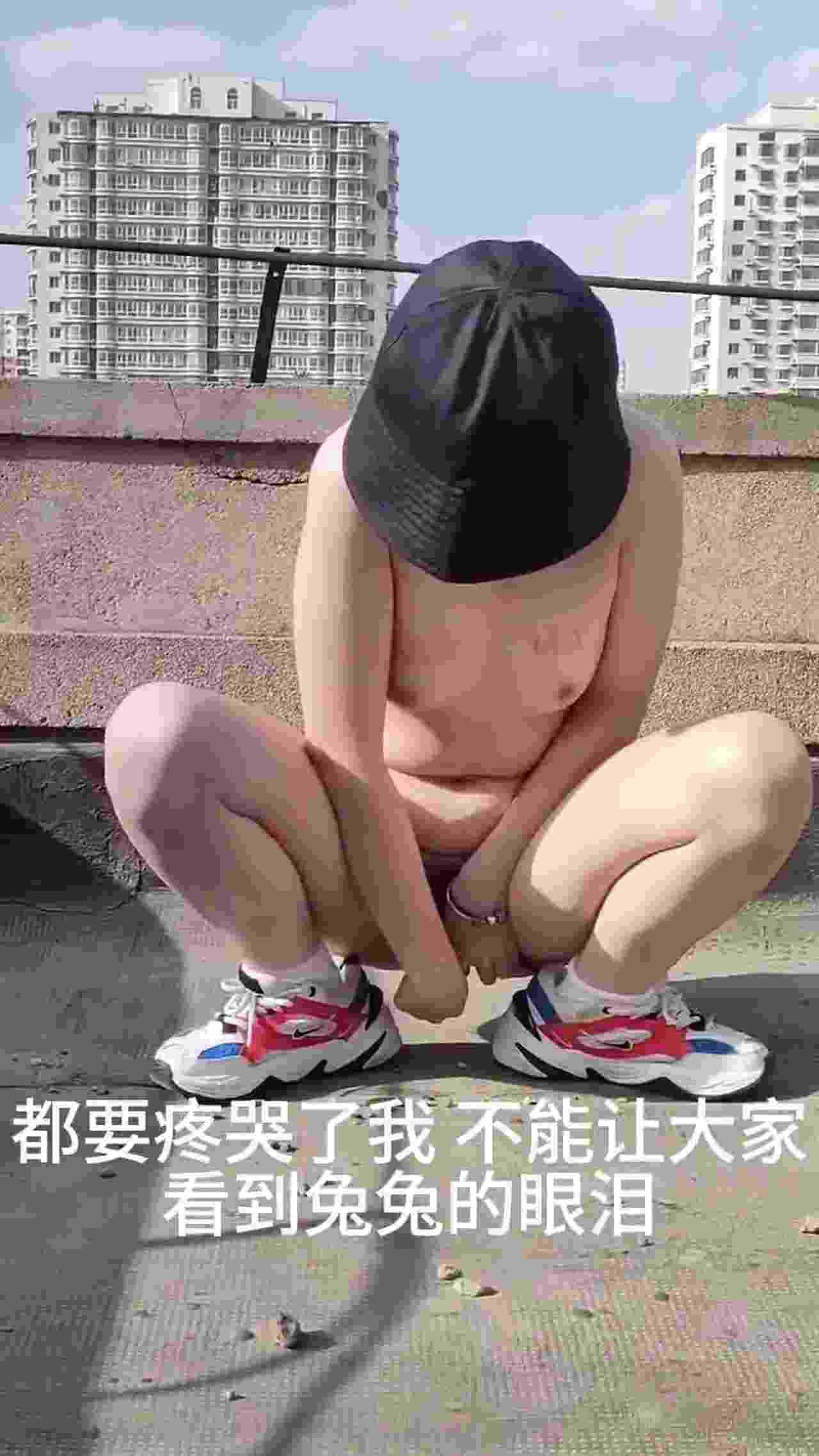  露出界天花板颜值嫩妹 兔兔 接受主人任务 四处户外露出撒尿自慰视频福利 的剧照8