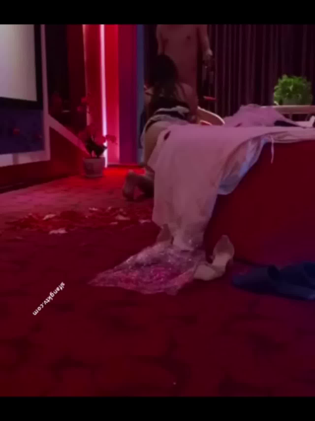  爆乳淫荡正妹最爱带男人回家骑 的剧照6