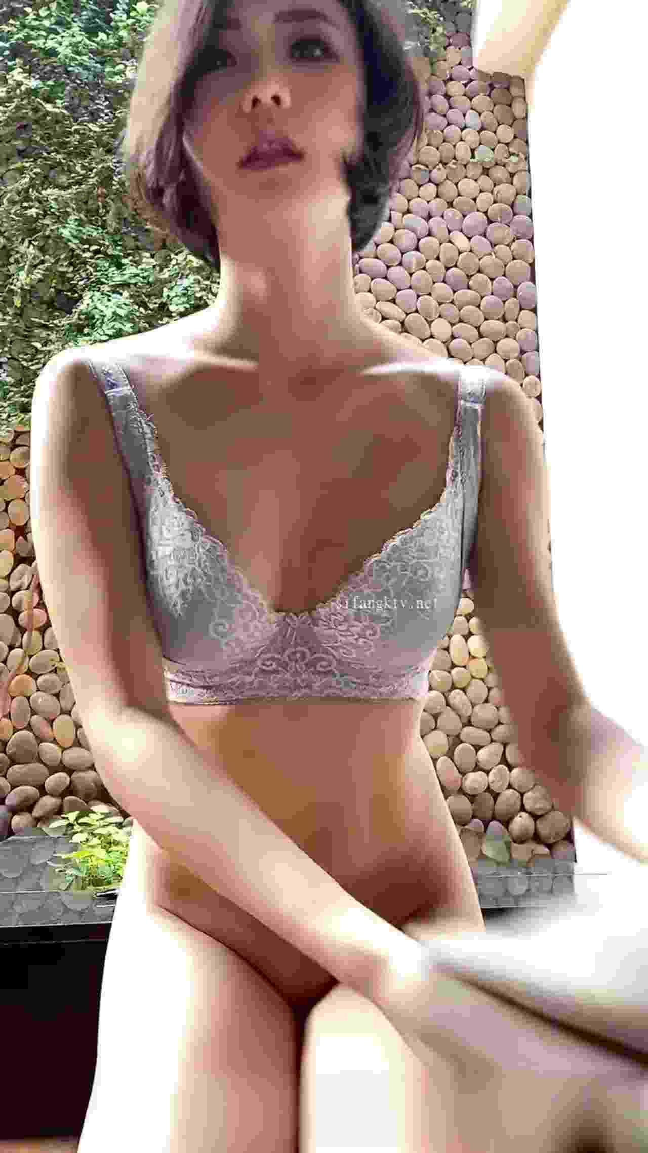  五官很正的妹子一件一件的脱去衣服 的剧照3