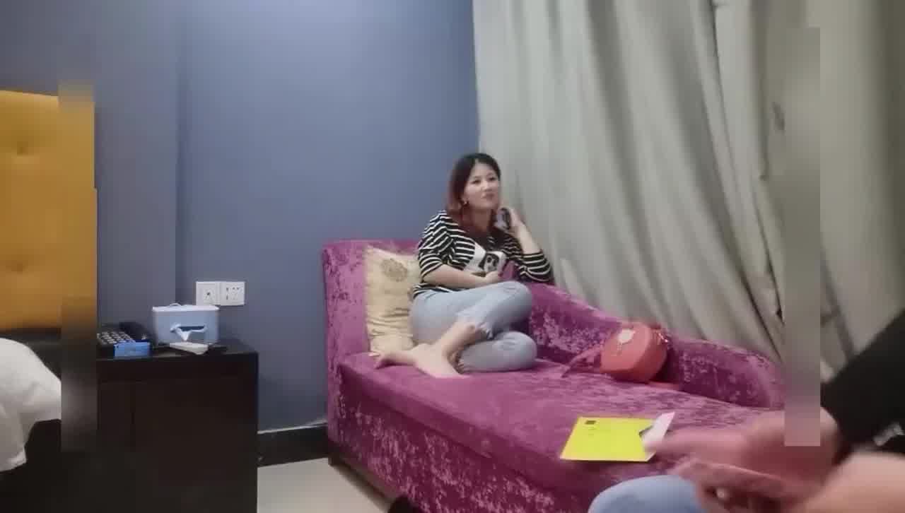  【会所撩妹】重金买钟带回酒店，无套内射两次，少妇意犹未尽‘嗯我还没够’对白精彩【覆盖全过程】 的剧照2