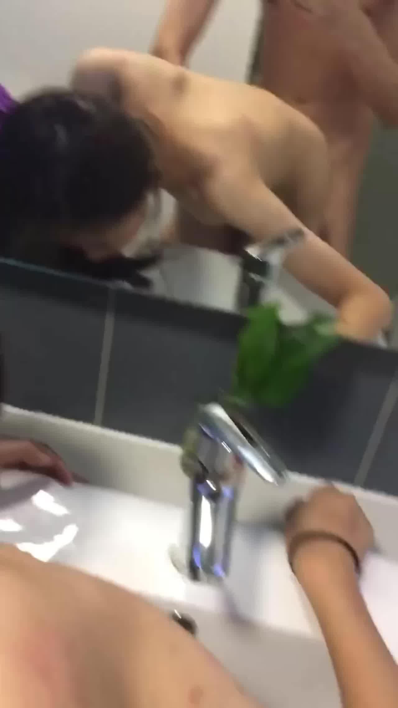  对镜后入素颜女神 的剧照1