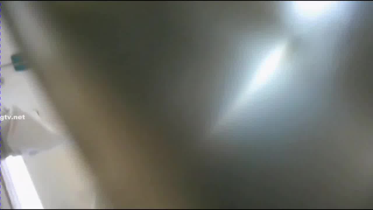  厕所偷拍遇到长相很好的骚货在厕所偷偷自慰，真TM骚，想找个鸡巴干她 的剧照1