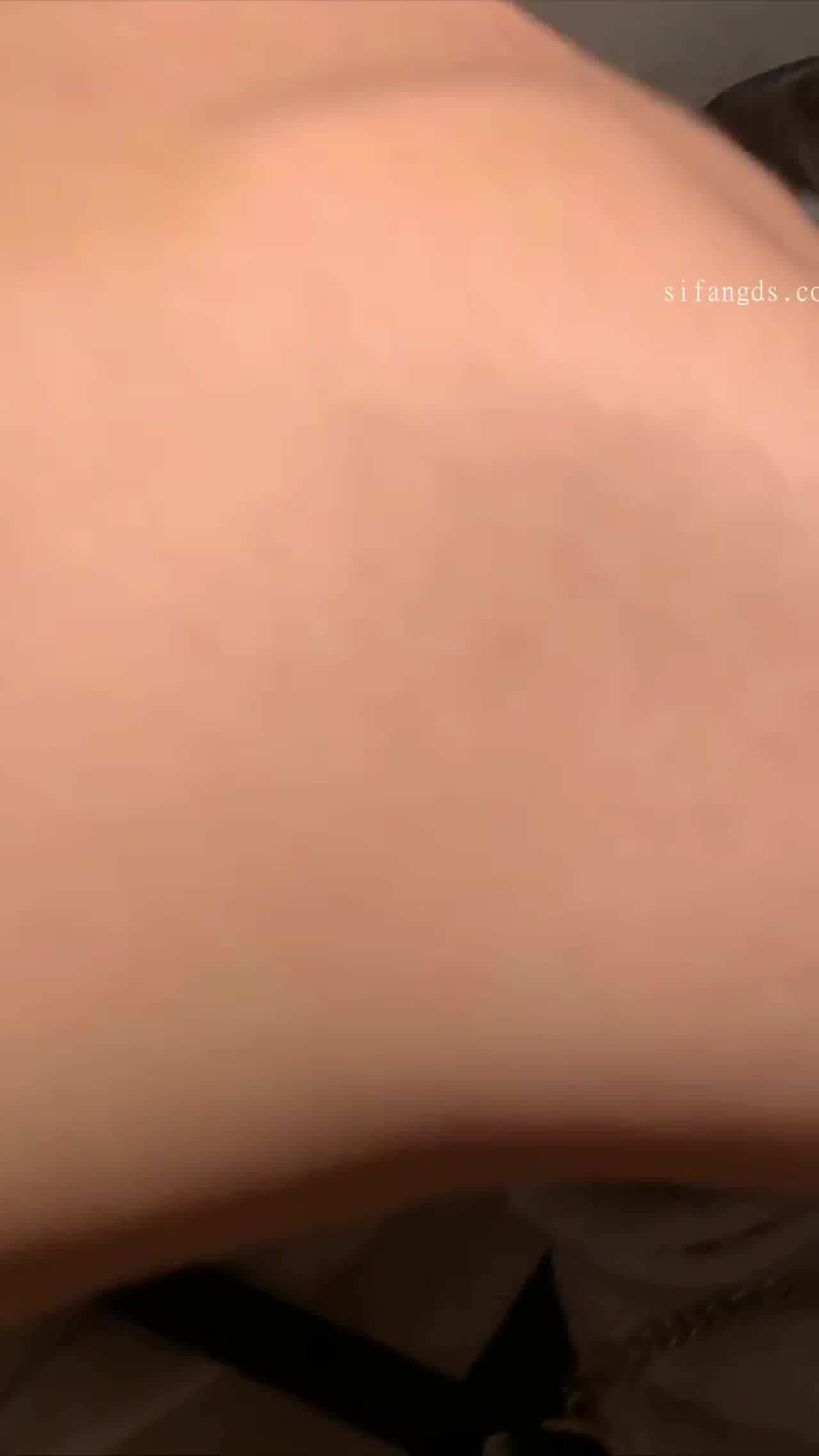  性感翘臀女孩口交并被后入 的剧照4