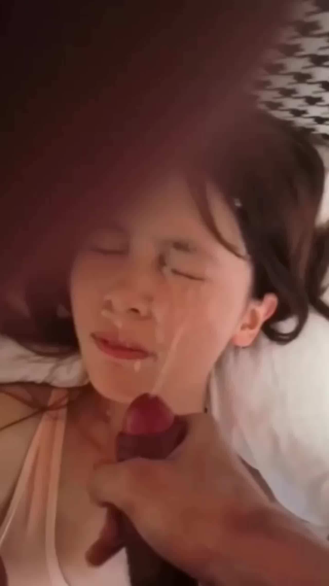  【清纯学妹】聊了很久的妹子 周末约出来在她学校附近开房 妹子的颜值很高看着这么清纯的脸被颜射太爽了 的剧照10