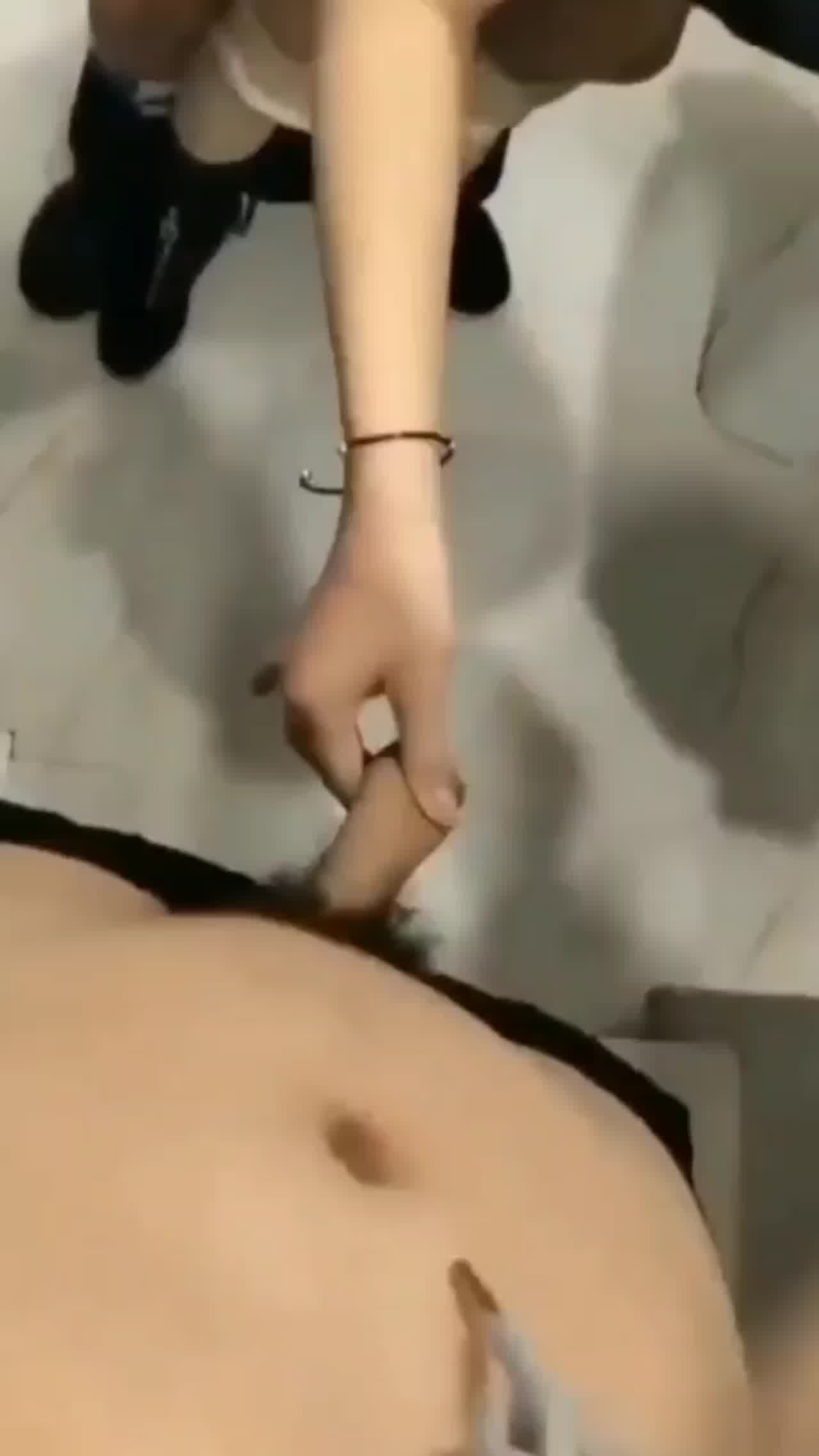  小姑娘公用厕所一挑一 的剧照3