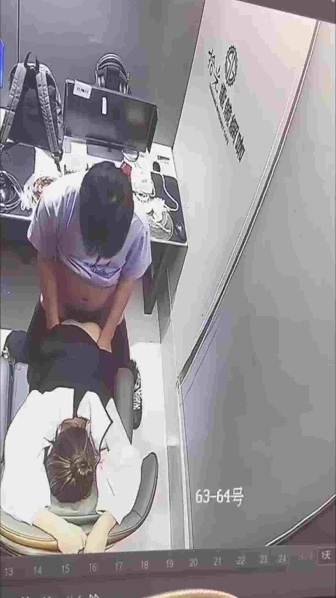  四川一网咖包间情侣直接开啪，监控放出后该网咖瞬间成为打卡地 的剧照1