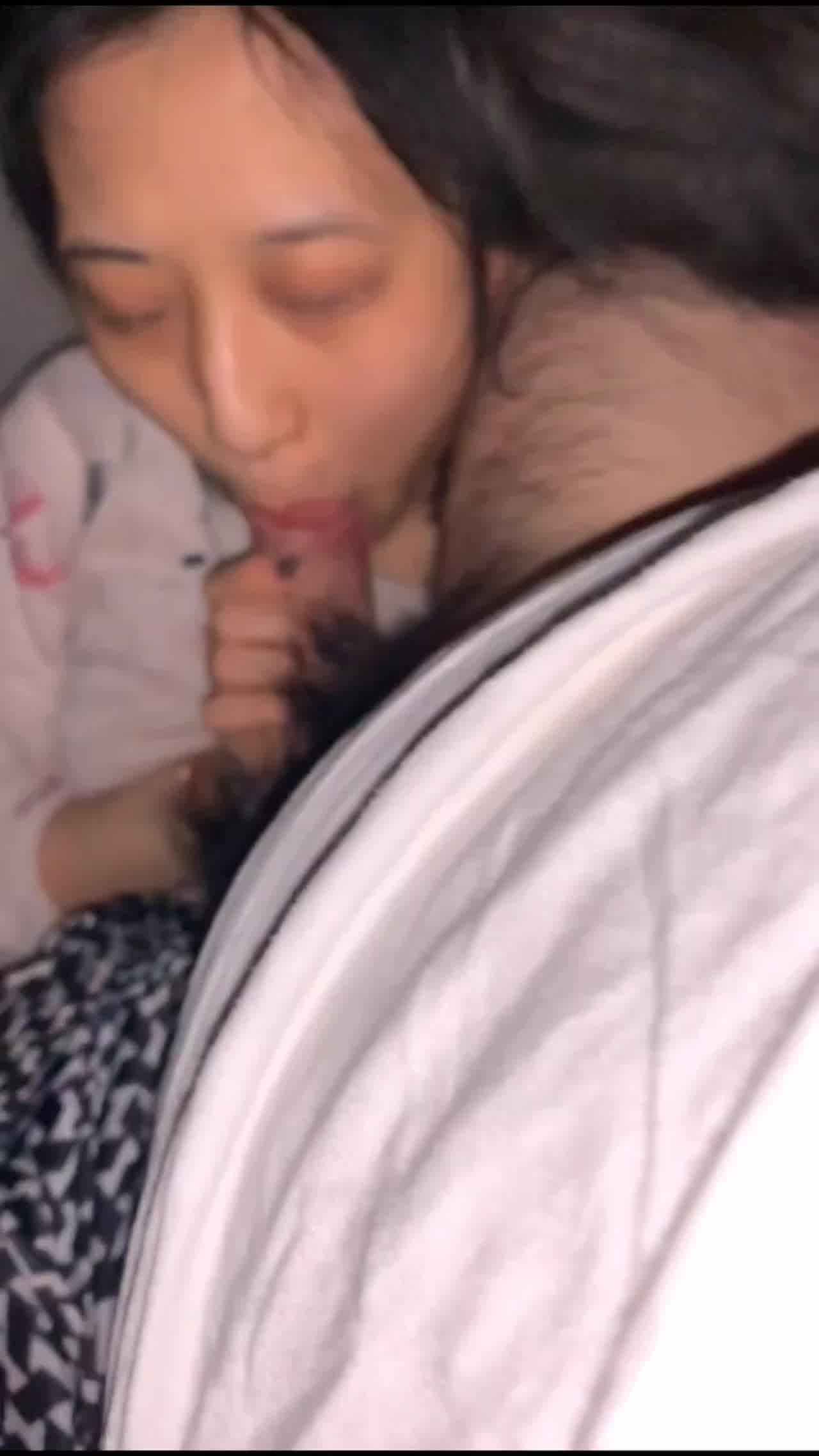  调教学生妹第一次口交就含住不放 的剧照8