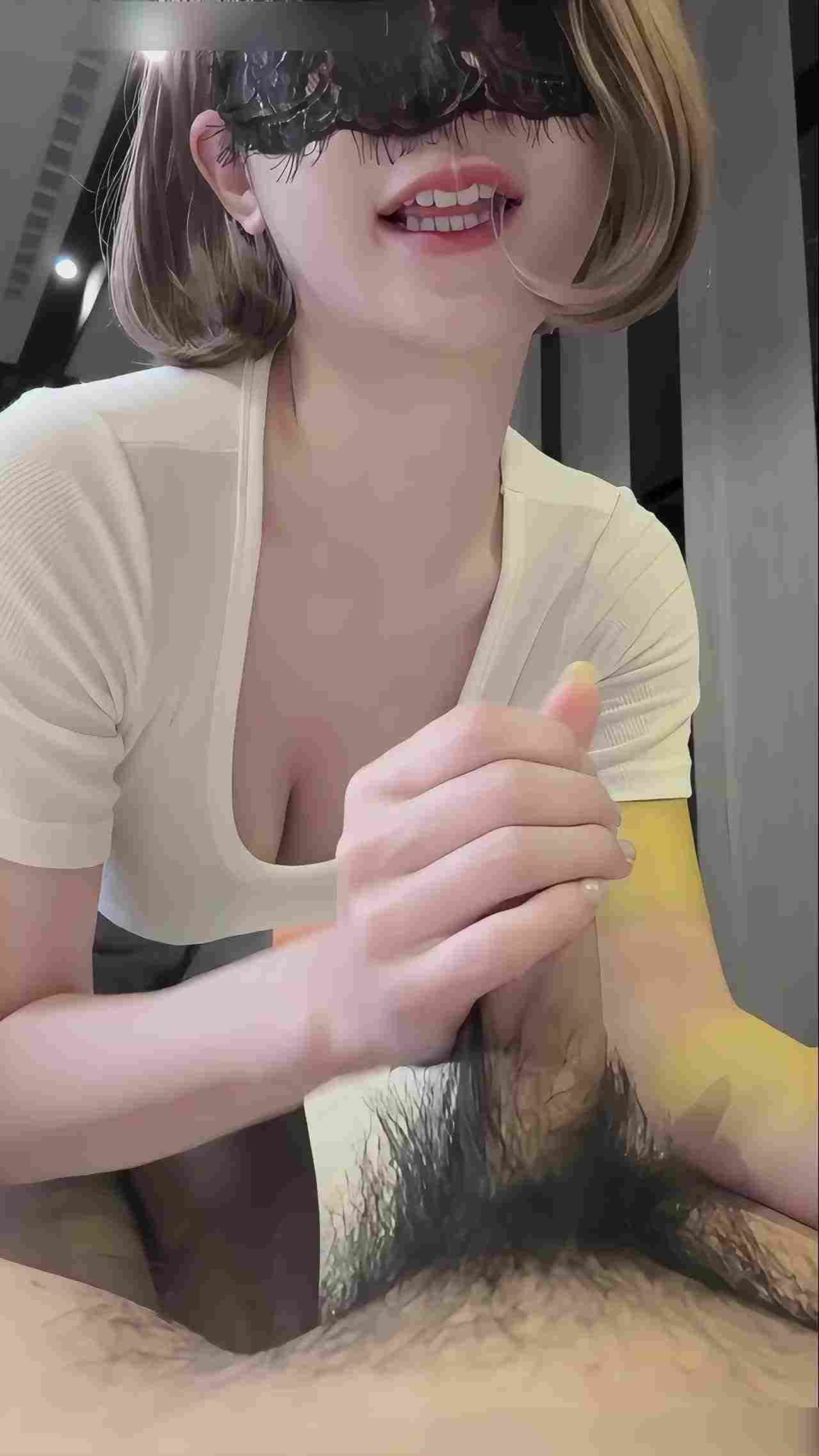  【暴击直接拉满了】黑丝高跟，嘴巴叼胸罩被操到吐舌头，口交拉丝，内射后帮鸡巴舔干净，全是加暴击的行为！ 的剧照4