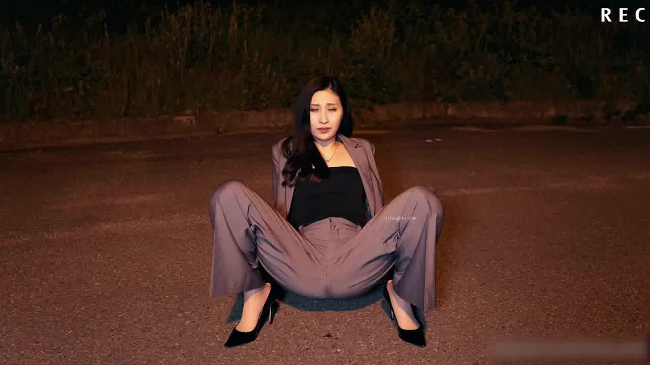  mari_wam_ 野外漏尿失禁 的剧照3