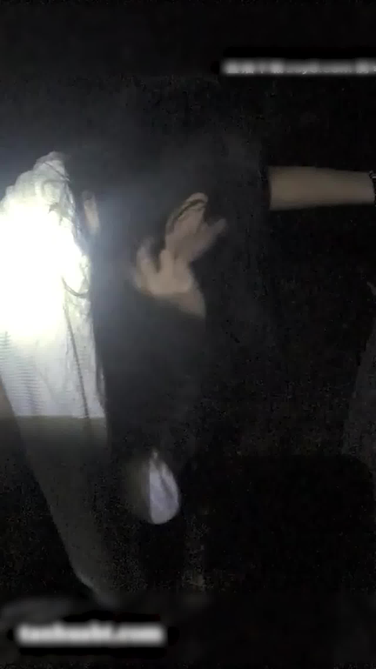  真实夫妻寻刺激，户外野战超刺激 的剧照6