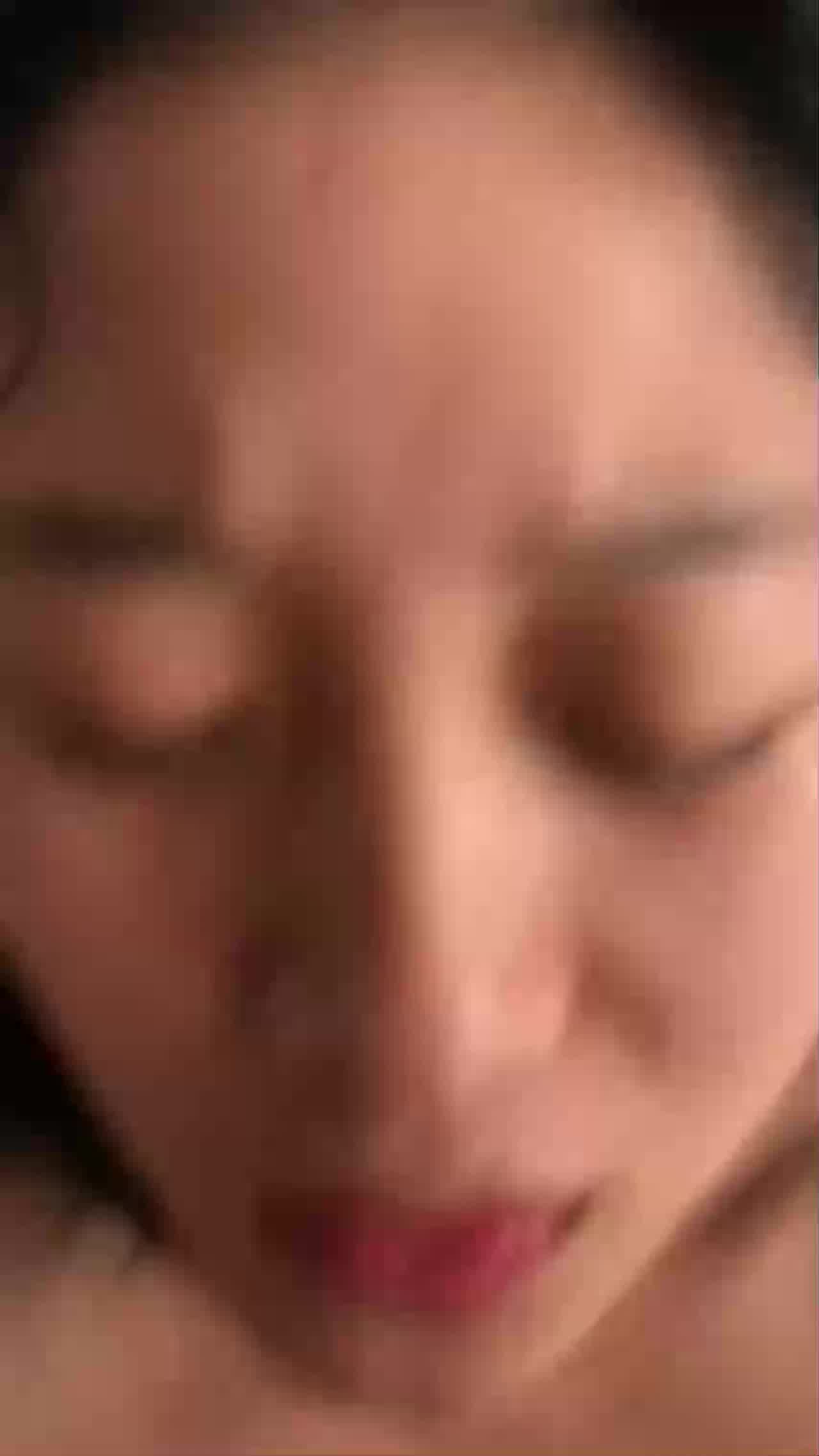  信阳漂亮学妹被灌醉，露脸爆插，小美妮子还试图反抗，无套插得她舒舒服服！ 的剧照1