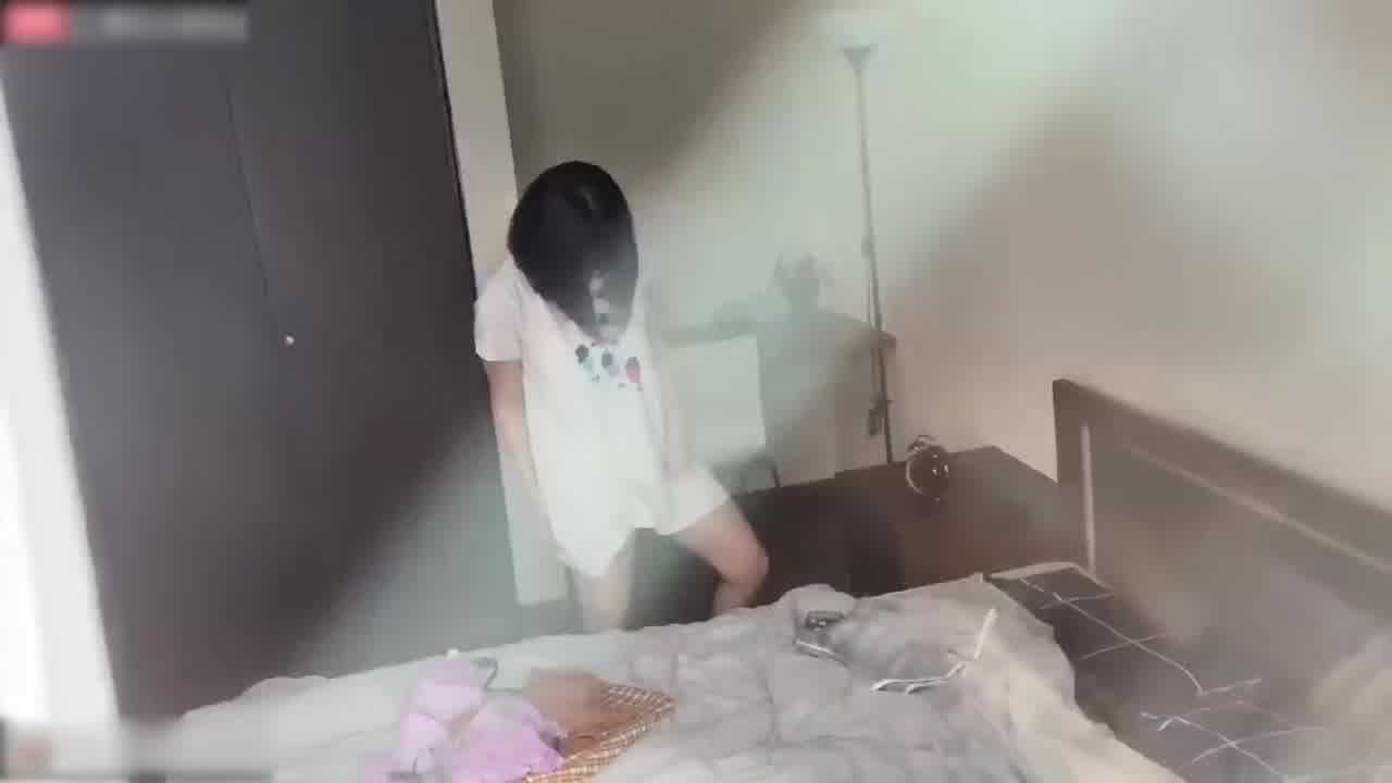  偷拍邻家高二小妹自慰，情窦初开年纪却姿势娴熟，摸到自己凌乱颤抖 的剧照8