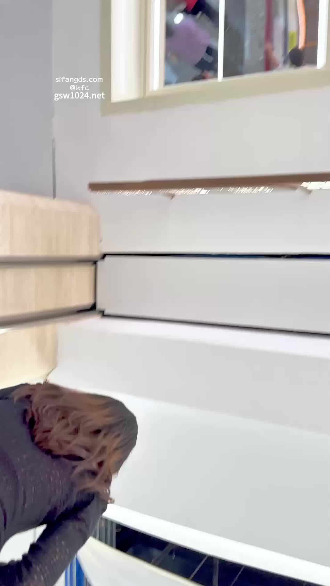  美女的裙底内裤真好看 的剧照7