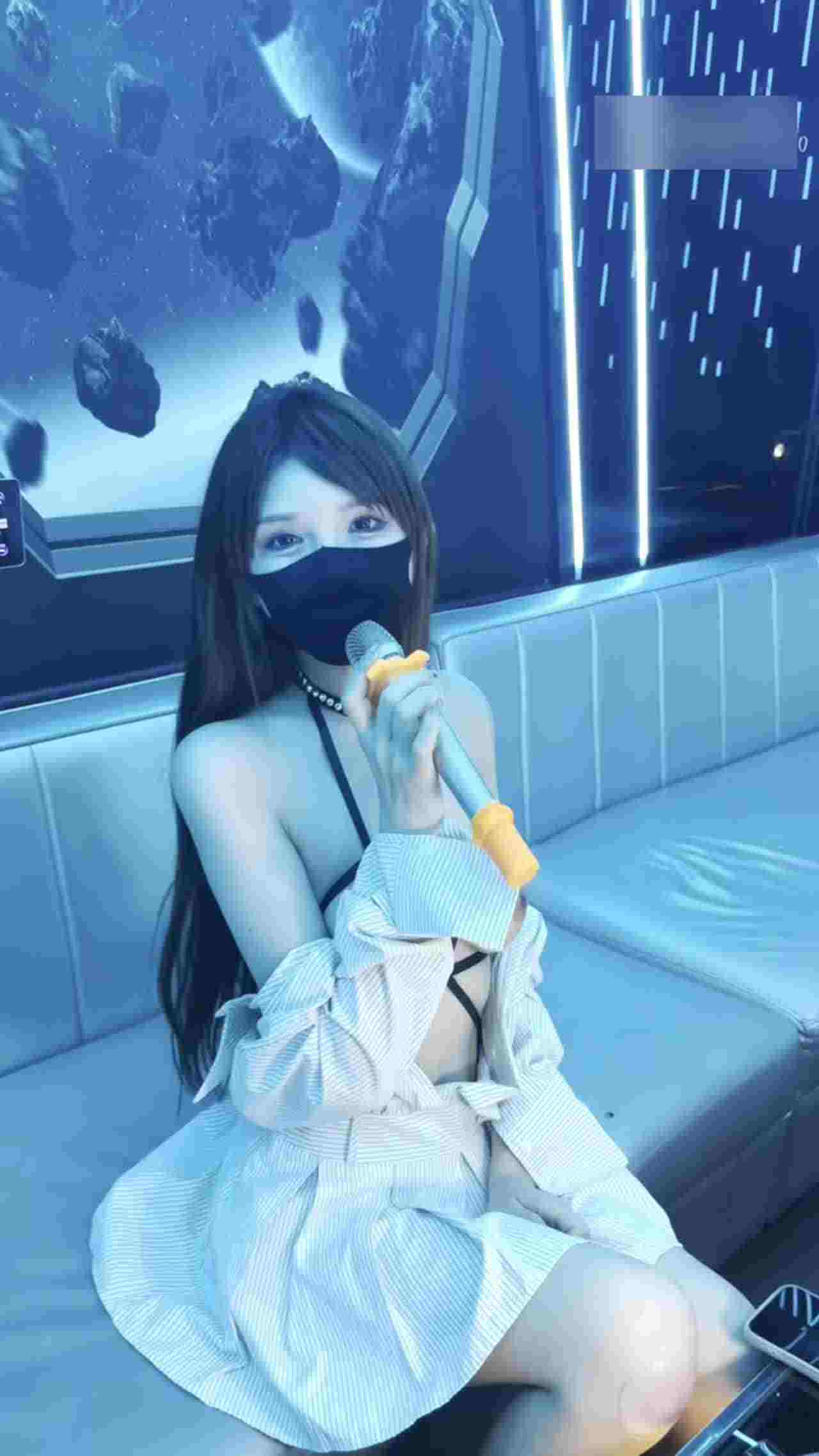  ktv太热脱掉衣服露乳唱歌 的剧照6