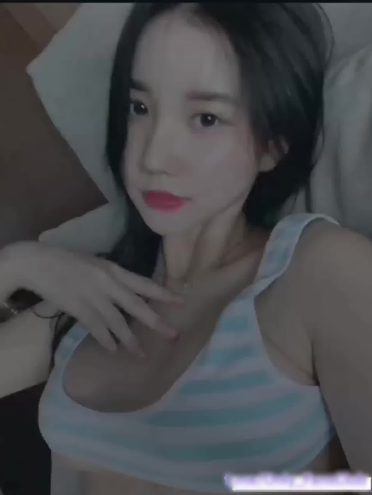  清纯含系妹子自信露出 的剧照5