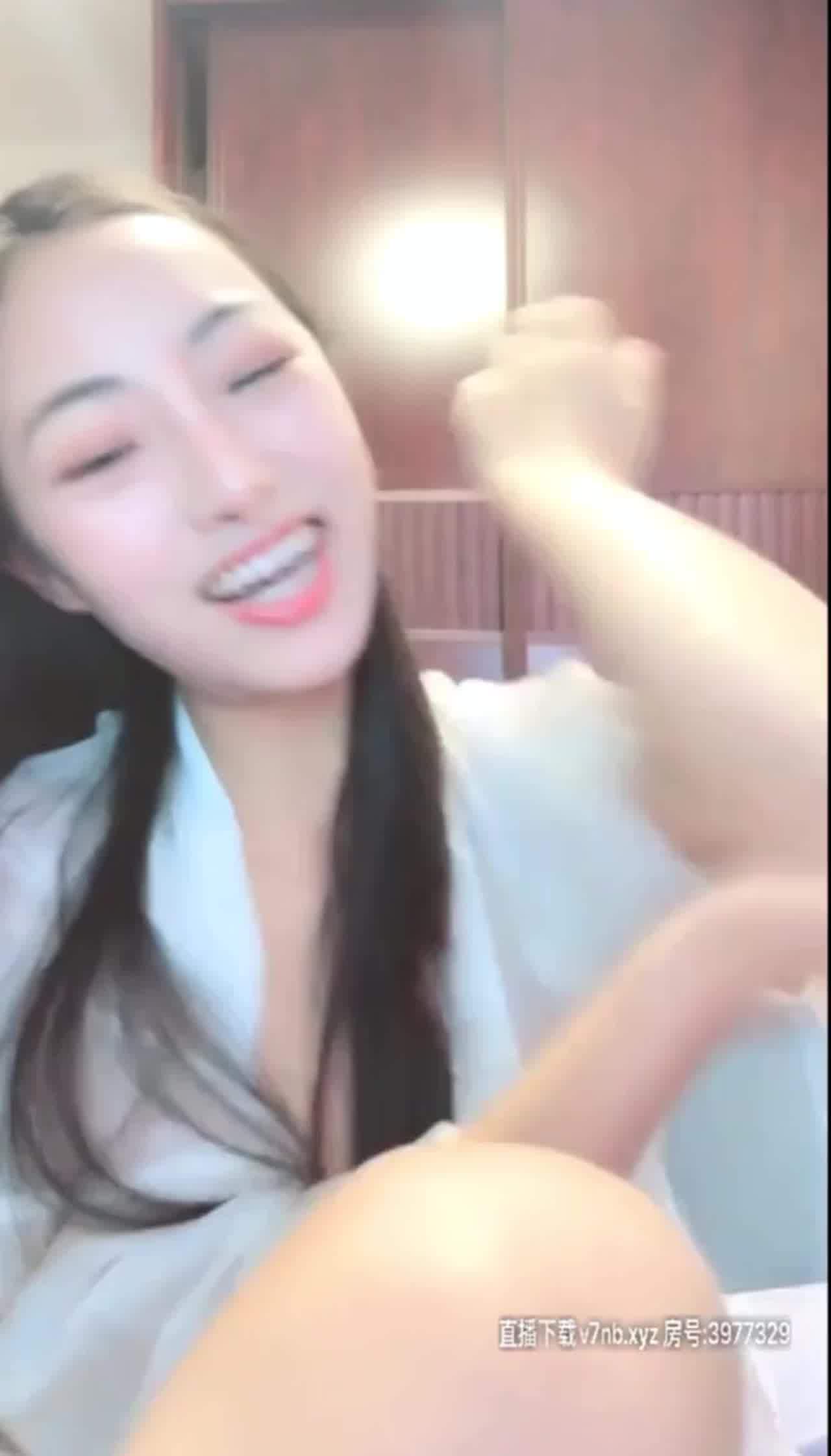  微笑甜心紫霞仙子直播时偷自慰 的剧照5