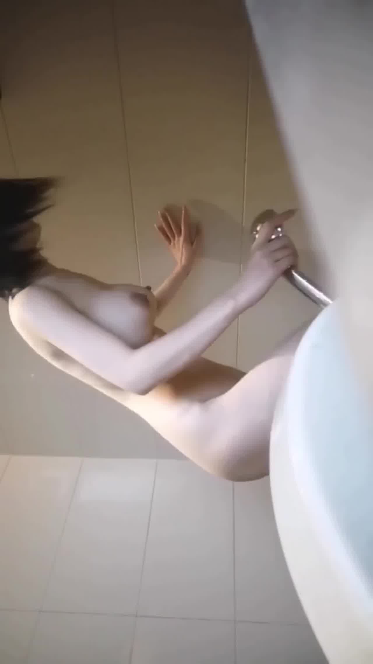  偷拍女友洗澡在床上口交流出满满白浆 的剧照9